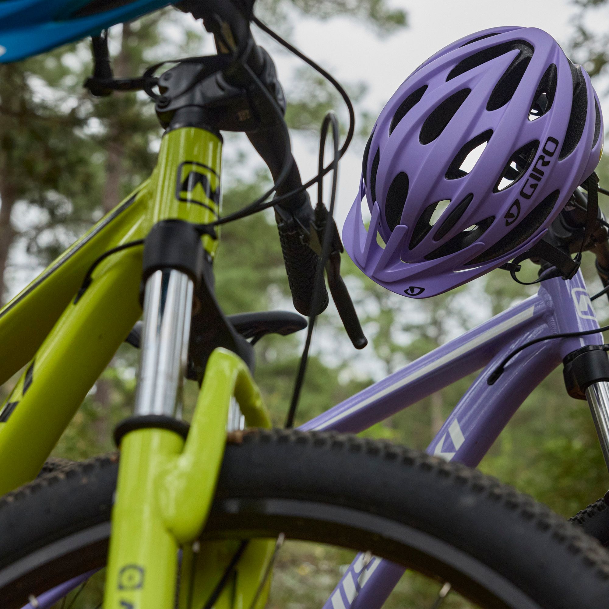 Giro Women's Revolve MIPS Bike Helmet product image