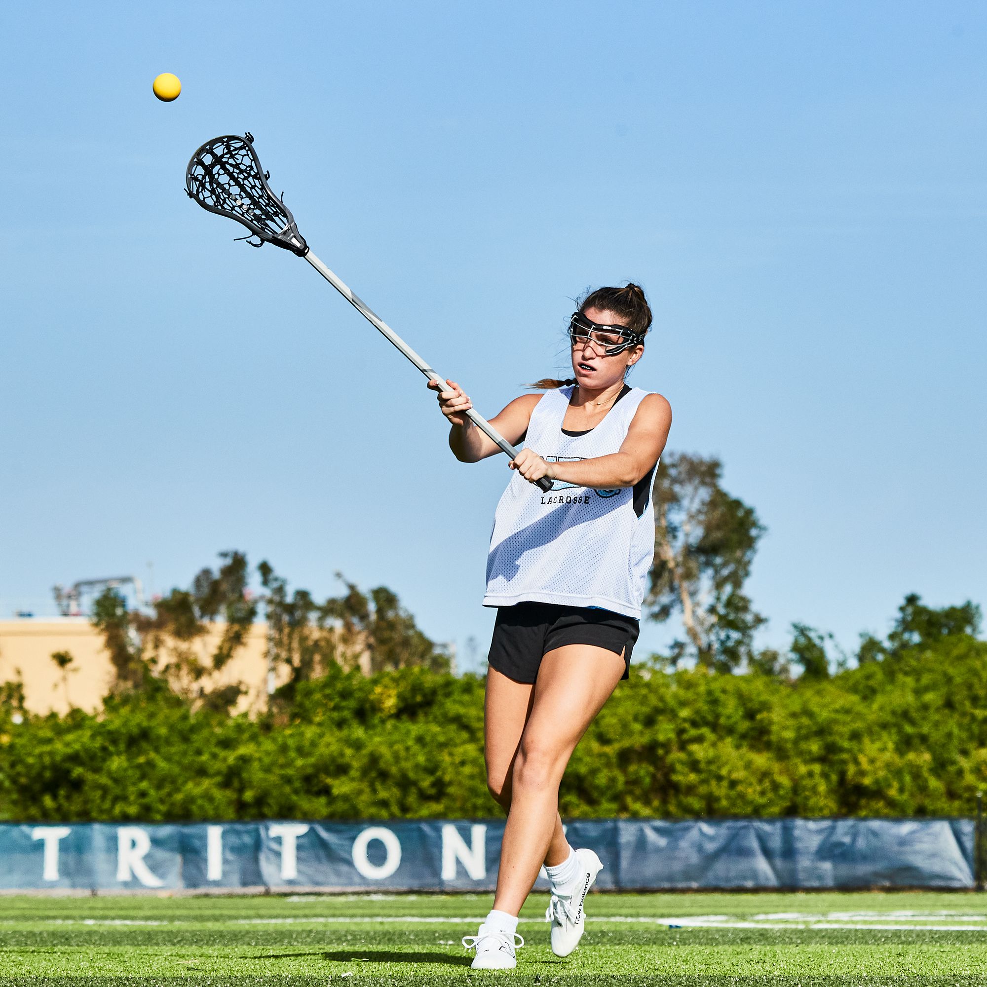 DSG Women's Knit Waistband 3" Performance Stride Shorts product image