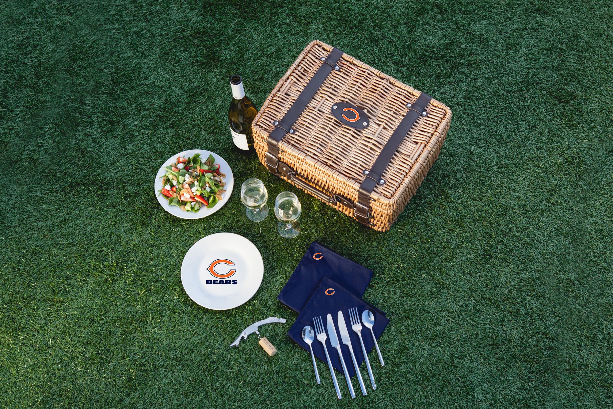 Picnic Time Chicago Bears Champion Picnic Basket product image