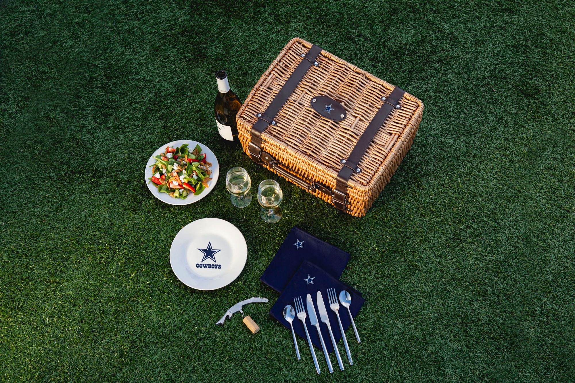 Picnic Time Dallas Cowboys Champion Picnic Basket product image