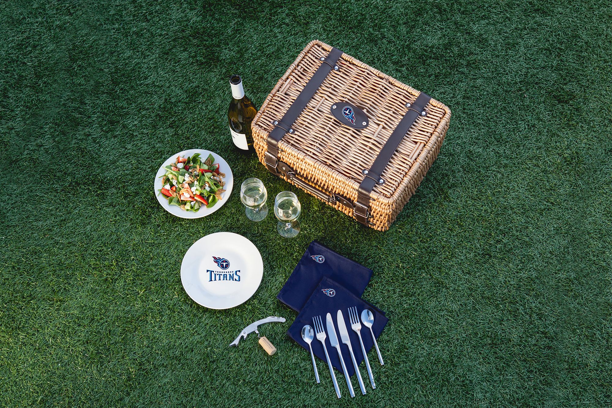 Picnic Time Tennessee Titans Champion Picnic Basket product image