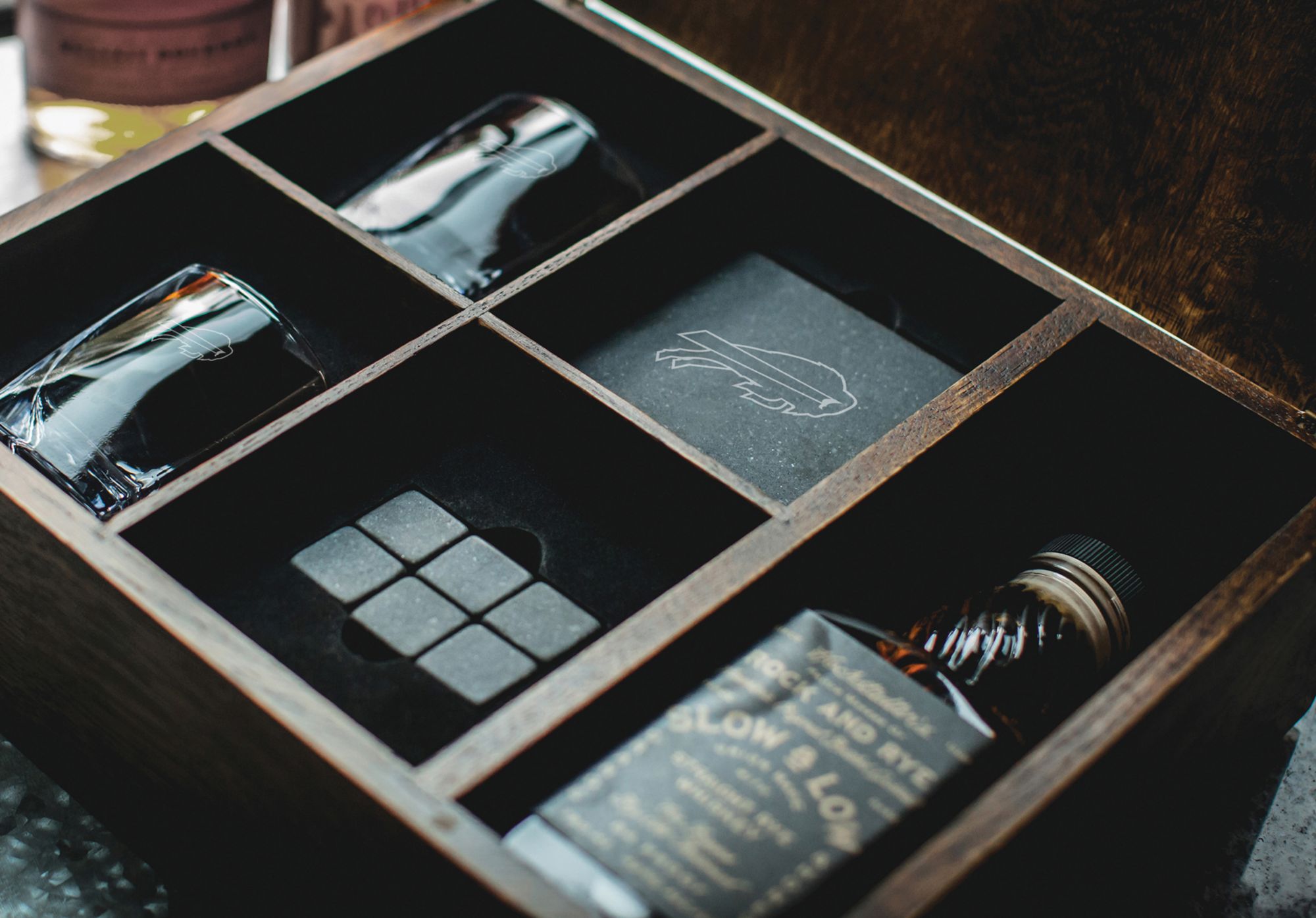 Picnic Time Buffalo Bills Whiskey Box Set product image