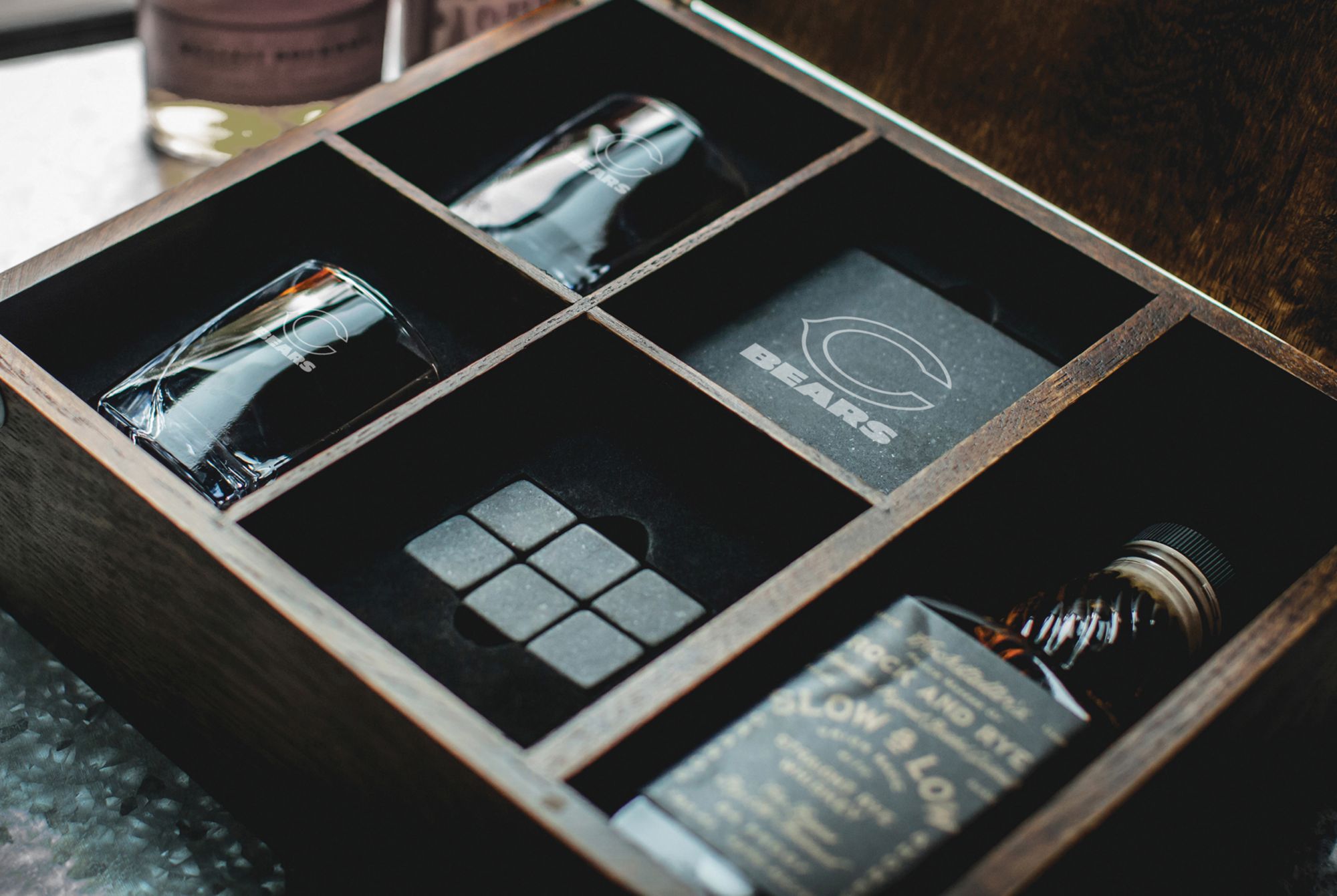 Picnic Time Chicago Bears Whiskey Box Set product image