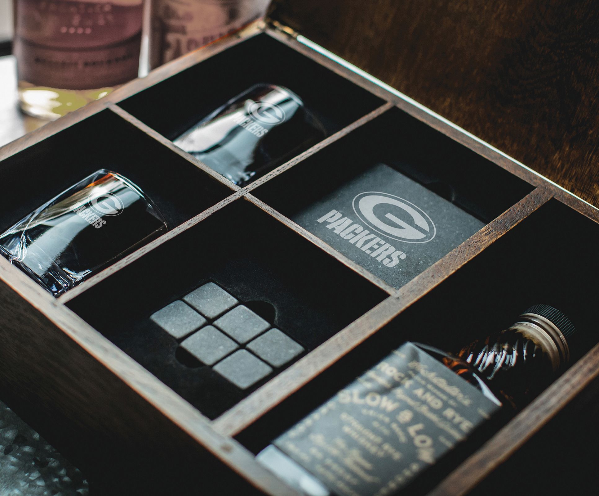 Picnic Time Green Bay Packers Whiskey Box Set product image