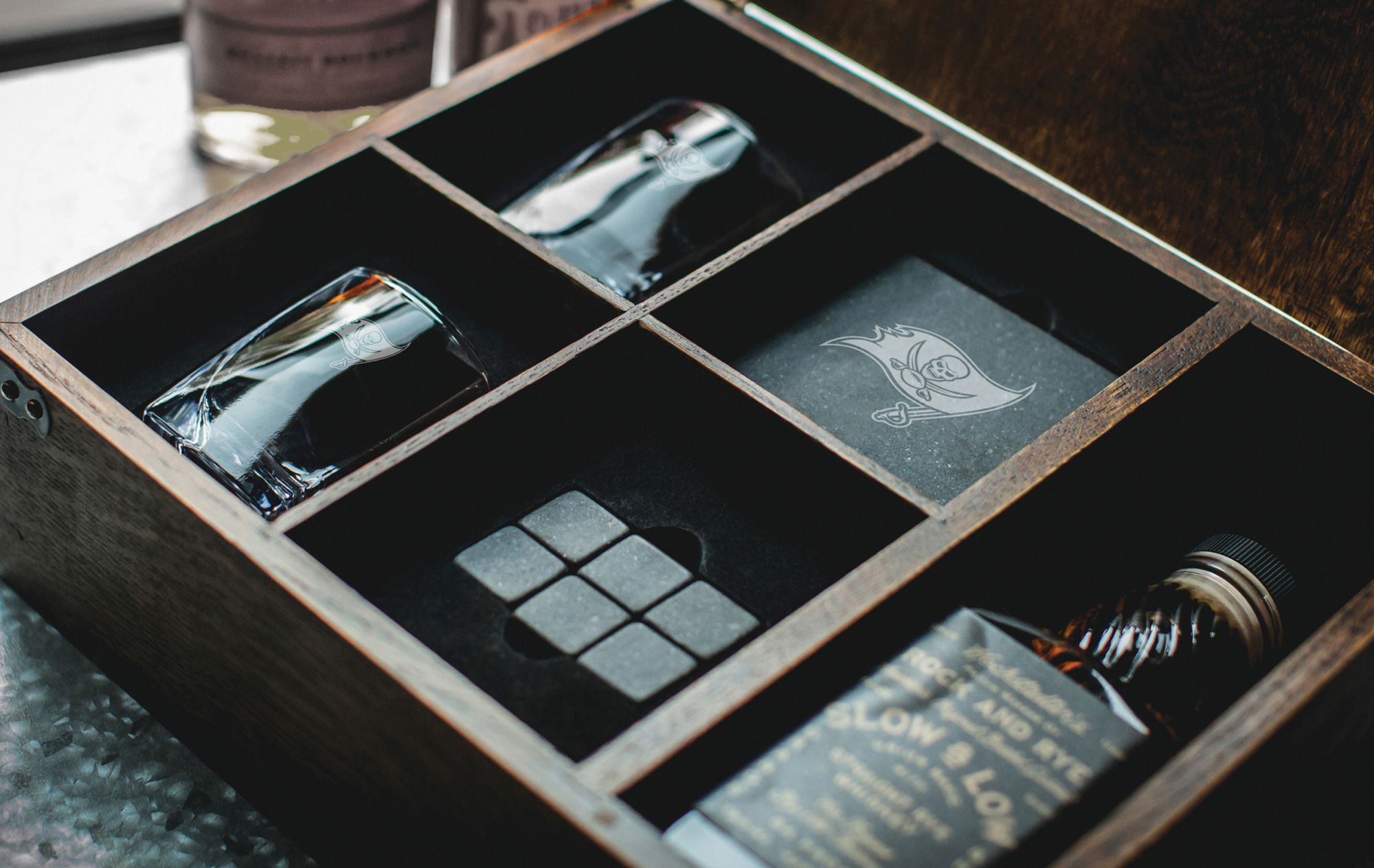 Picnic Time Tampa Bay Buccaneers Whiskey Box Set product image