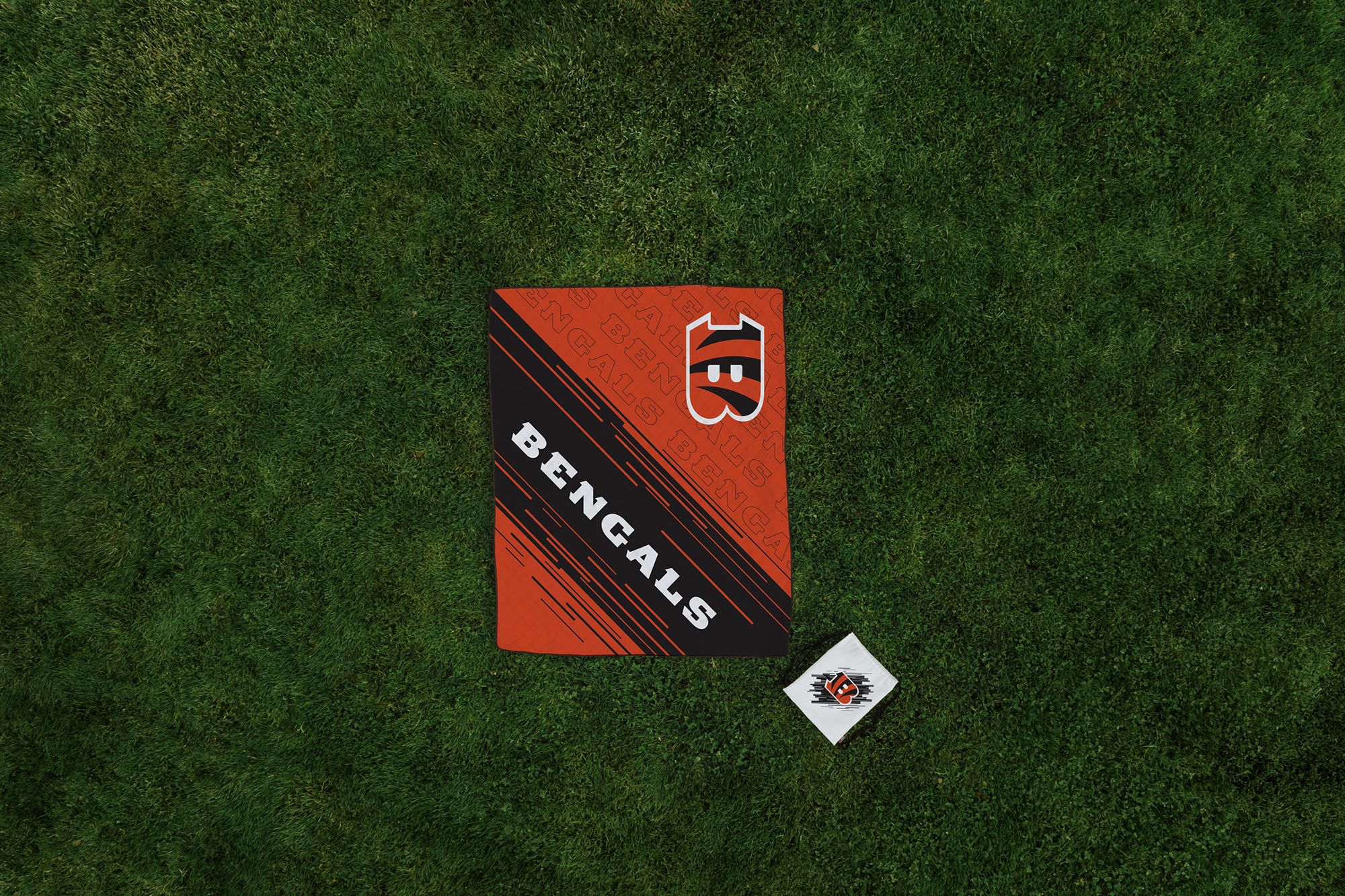 Picnic Time Cincinnati Bengals Outdoor Picnic Blanket product image
