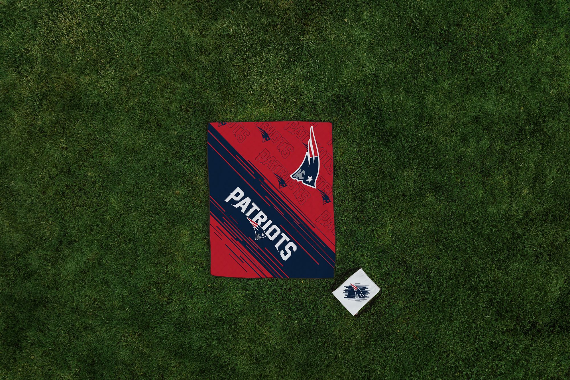 Picnic Time New England Patriots Outdoor Picnic Blanket product image
