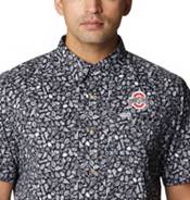 Columbia Men's Ohio State Buckeyes Crimson Slack Tide&trade; Short Sleeve Shirt product image