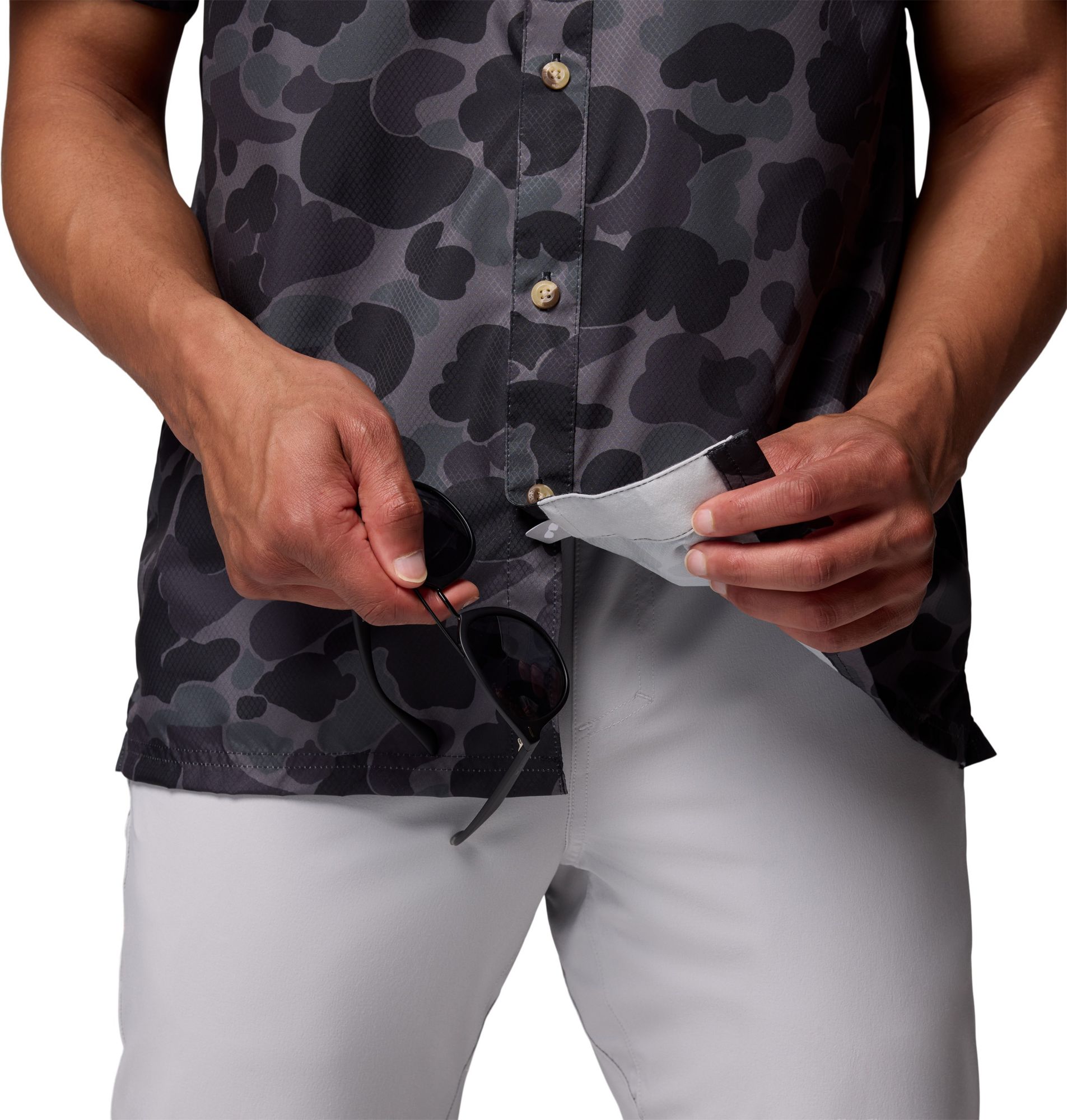 Columbia Men's Georgia Bulldogs Camo Super Slack Tide Button Down Shirt product image