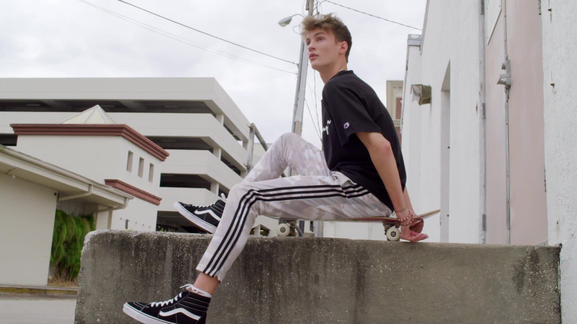 Nike Men's Sportswear 2019 Hooded Windrunner Jacket product