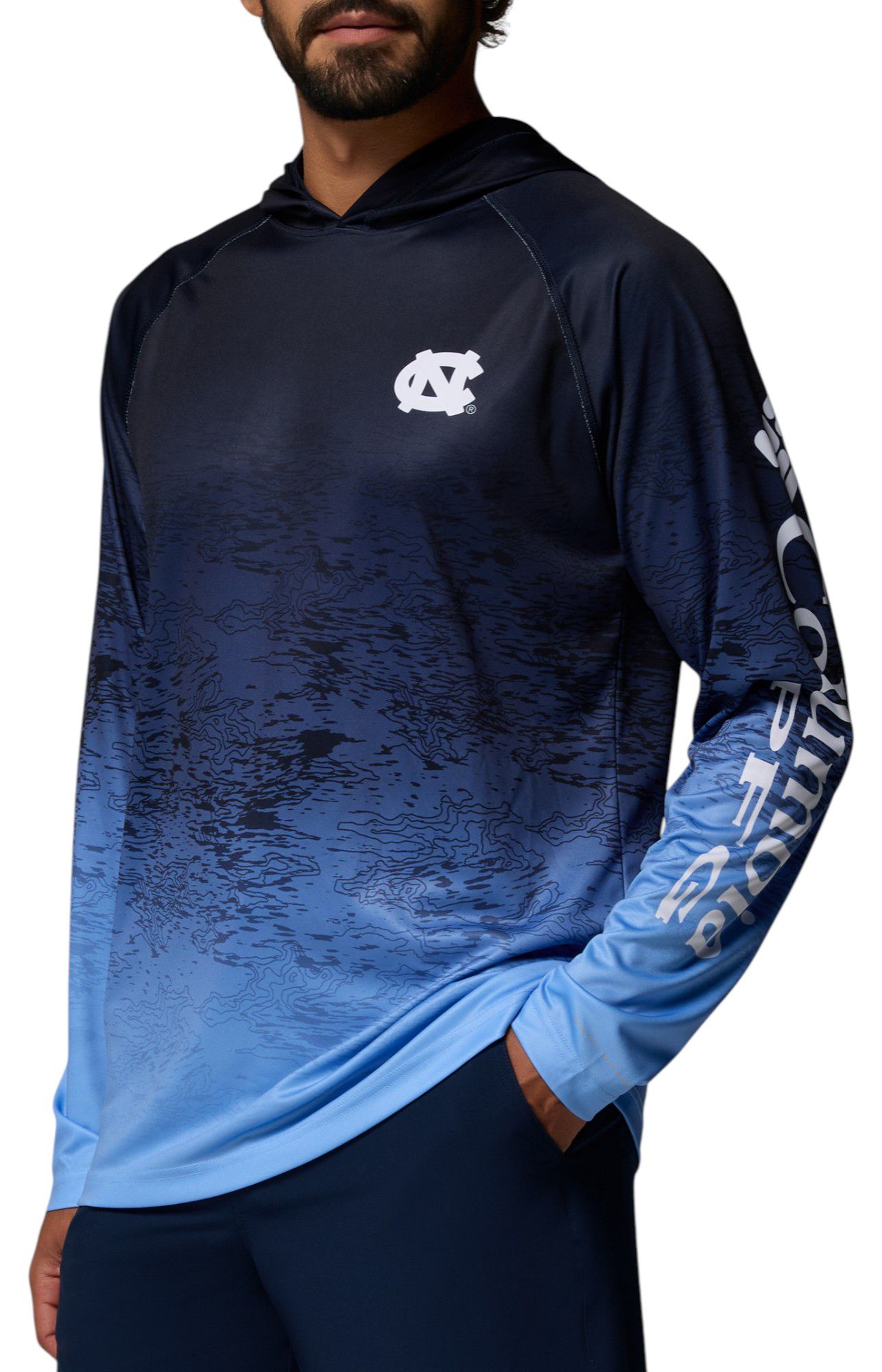 Columbia Men's North Carolina Tar Heels Navy Super Terminal Tackle Ombre Pullover Hoodie product image