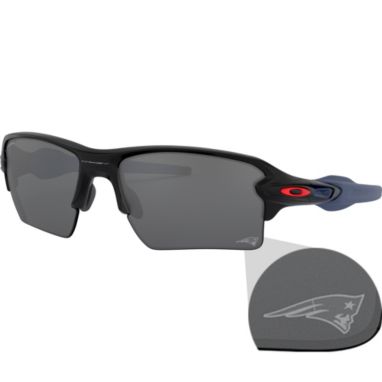 sorry, Oakley New England Patriots Oak Flak 2.0 XL Sunglasses is currently out of stock