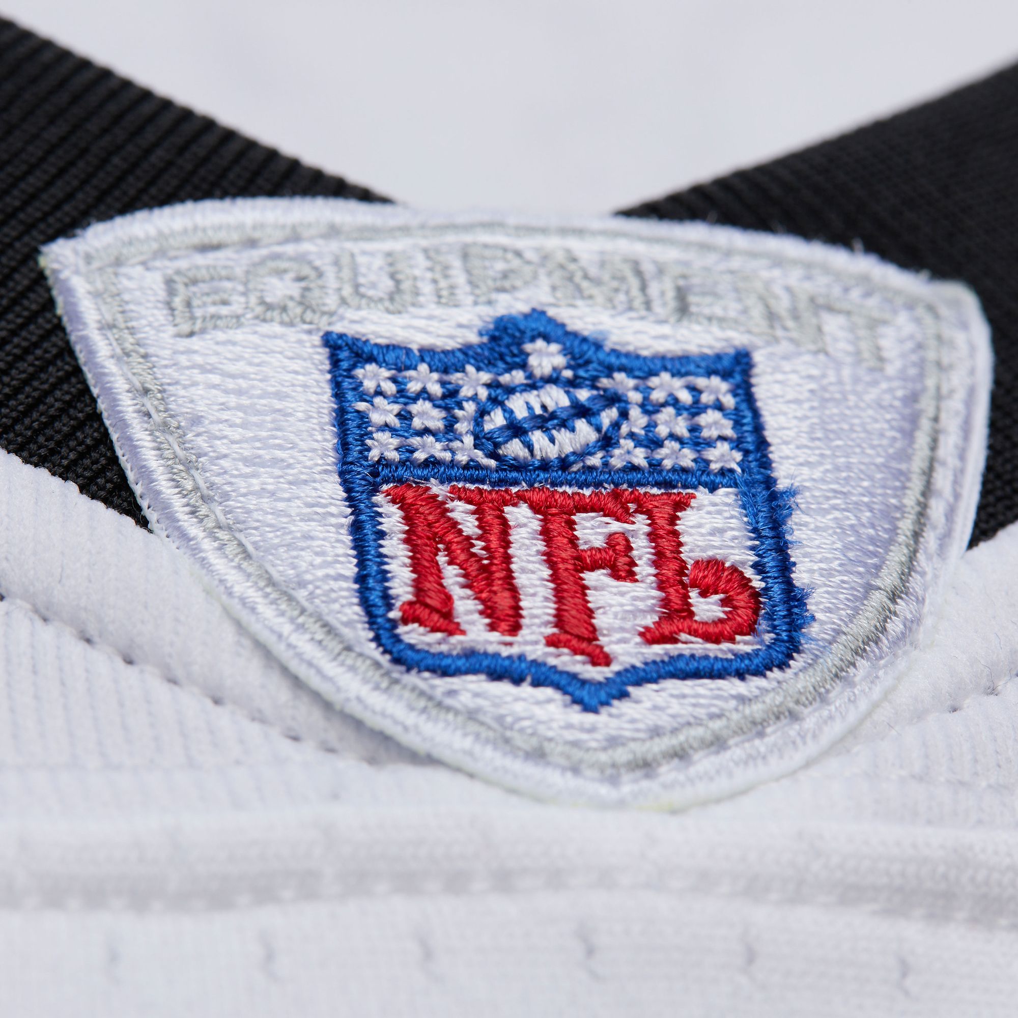 Mitchell & Ness Men's Philadelphia Eagles Terrell Owens #81 White 2004 Replica Football Jersey product image