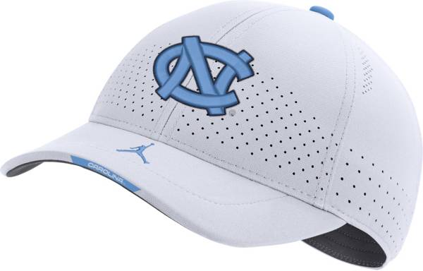 Jordan Men's North Carolina Tar Heels AeroBill Swoosh Flex Classic99 Football Sideline White Hat