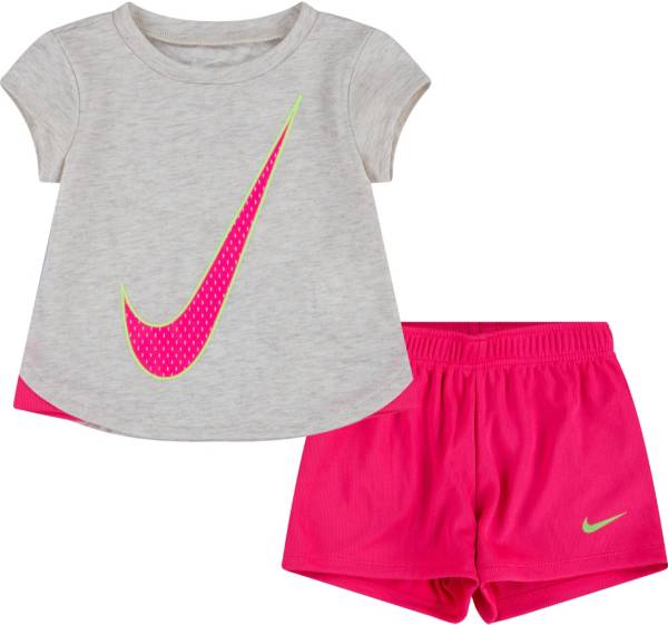 Samenstelling op gang brengen Mannelijkheid Nike Little Girls' Short Sleeve T-Shirt and Mesh Shorts Set | Dick's  Sporting Goods