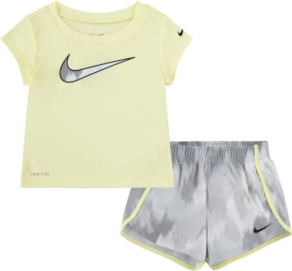 Nike Toddler Girls' Tee & Sprinter Short 2 Piece Set (V_S(16J273