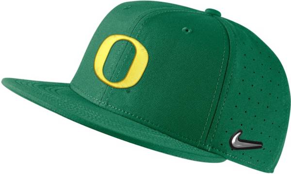 Nike Men's Oregon Ducks Green Aero True Baseball Fitted Hat product image
