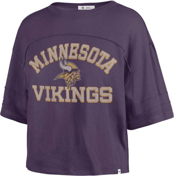 MINNESOTA VIKINGS GRIDIRON GLAM SHORT SLEEVE CROP TEE WITH SPORT STRIPE  DETAIL