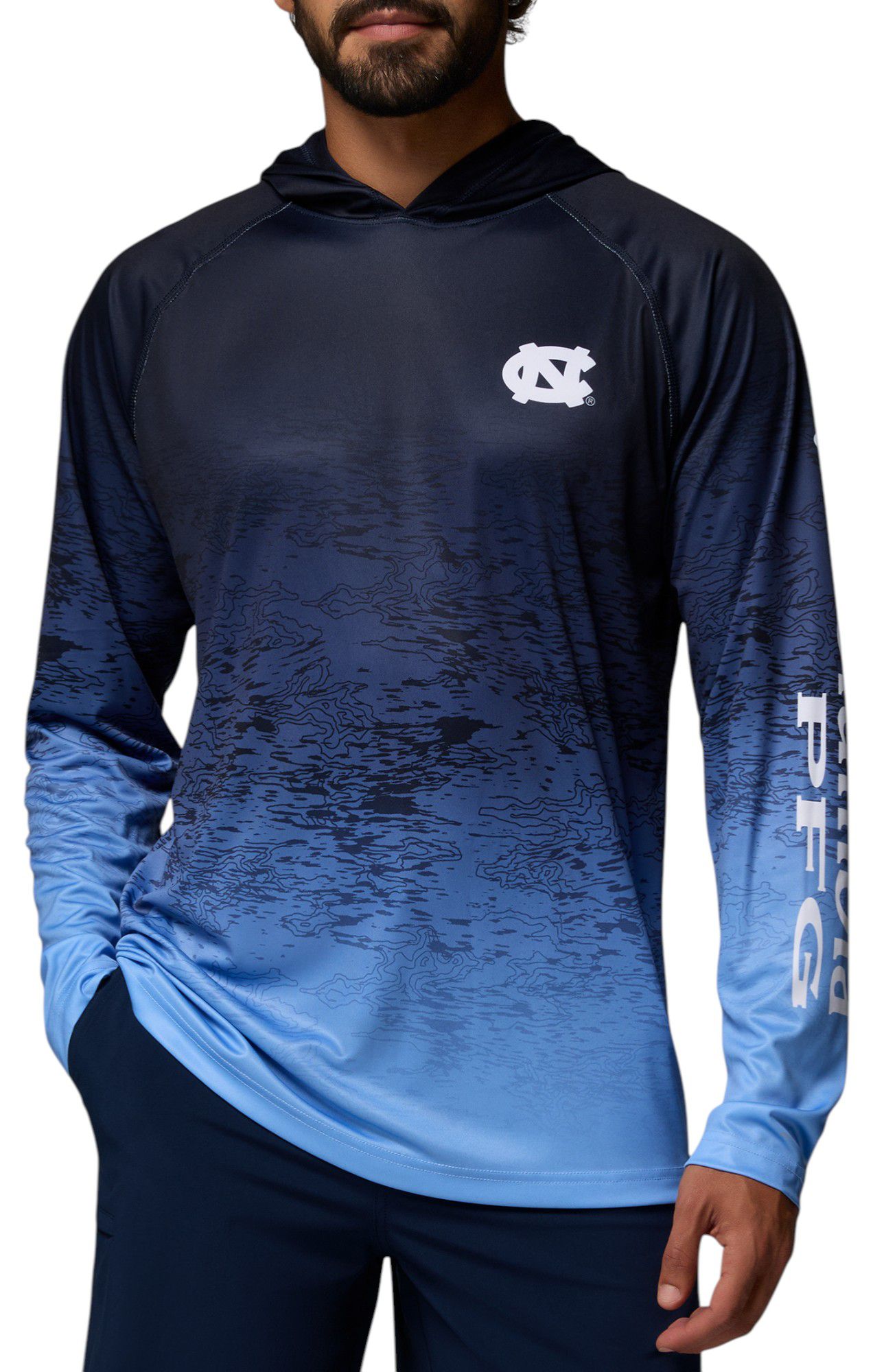 Columbia Men's North Carolina Tar Heels Navy Super Terminal Tackle Ombre Pullover Hoodie product image