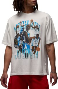 ★海外限定ポップなMJロゴNIKE JORDAN FLIGHT ESSENTIALSTシャツ Jordan Men's Flight Essentials MJ Collegiate Graphic T-Shirt