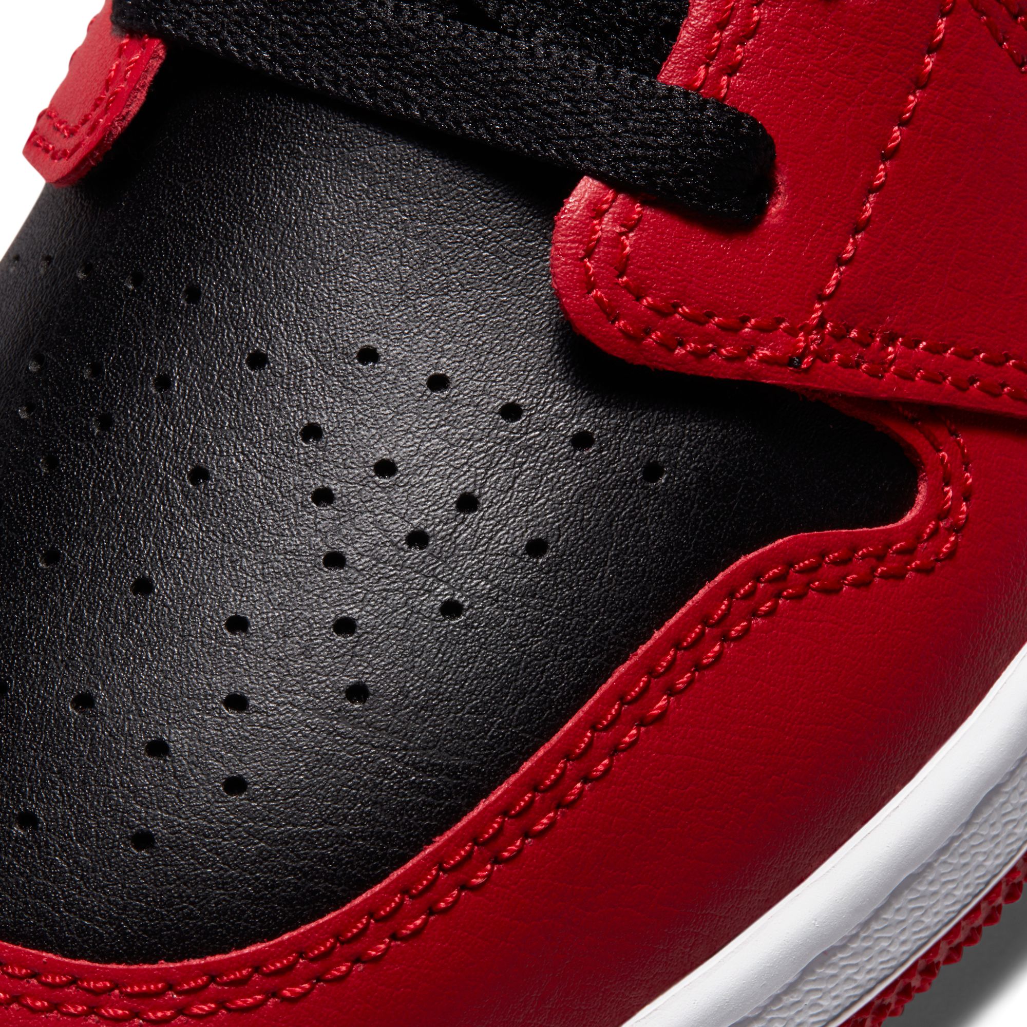 Jordan Kids' Grade School Air Jordan 1 Low Basketball Shoes product image