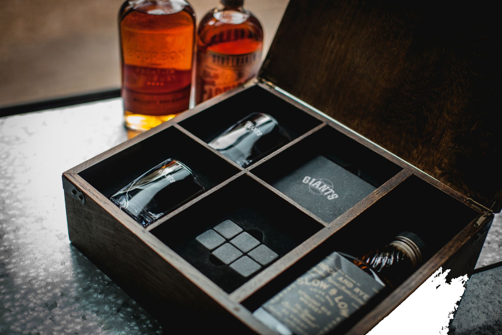 Picnic Time San Francisco Giants Whiskey Box Gift Set