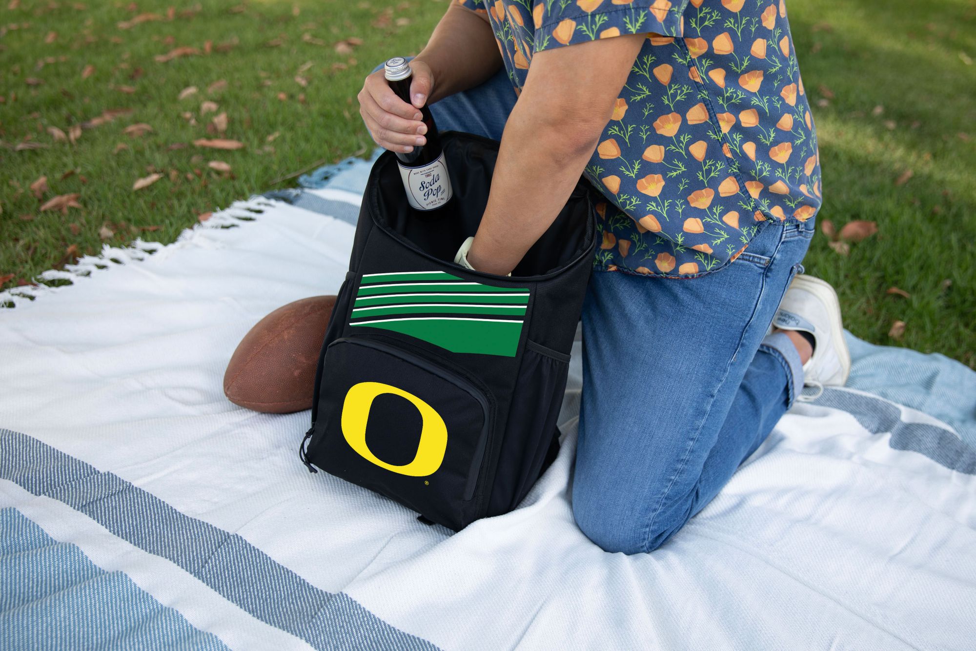 Picnic Time Oregon Ducks Large Backpack Cooler product image