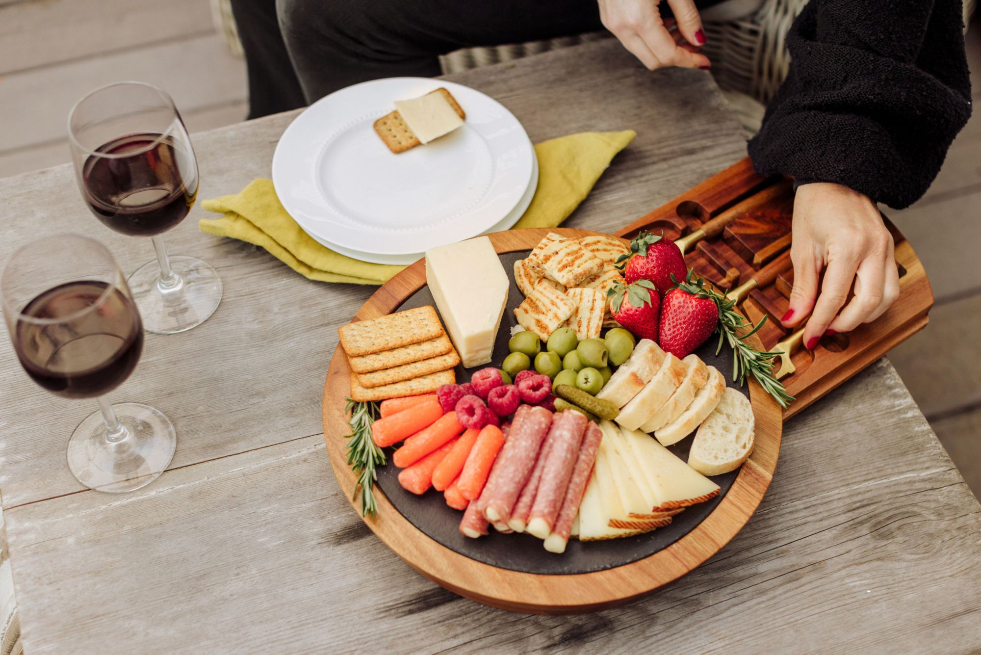 Picnic Time Chicago Cubs Slate Serving Board with Tools