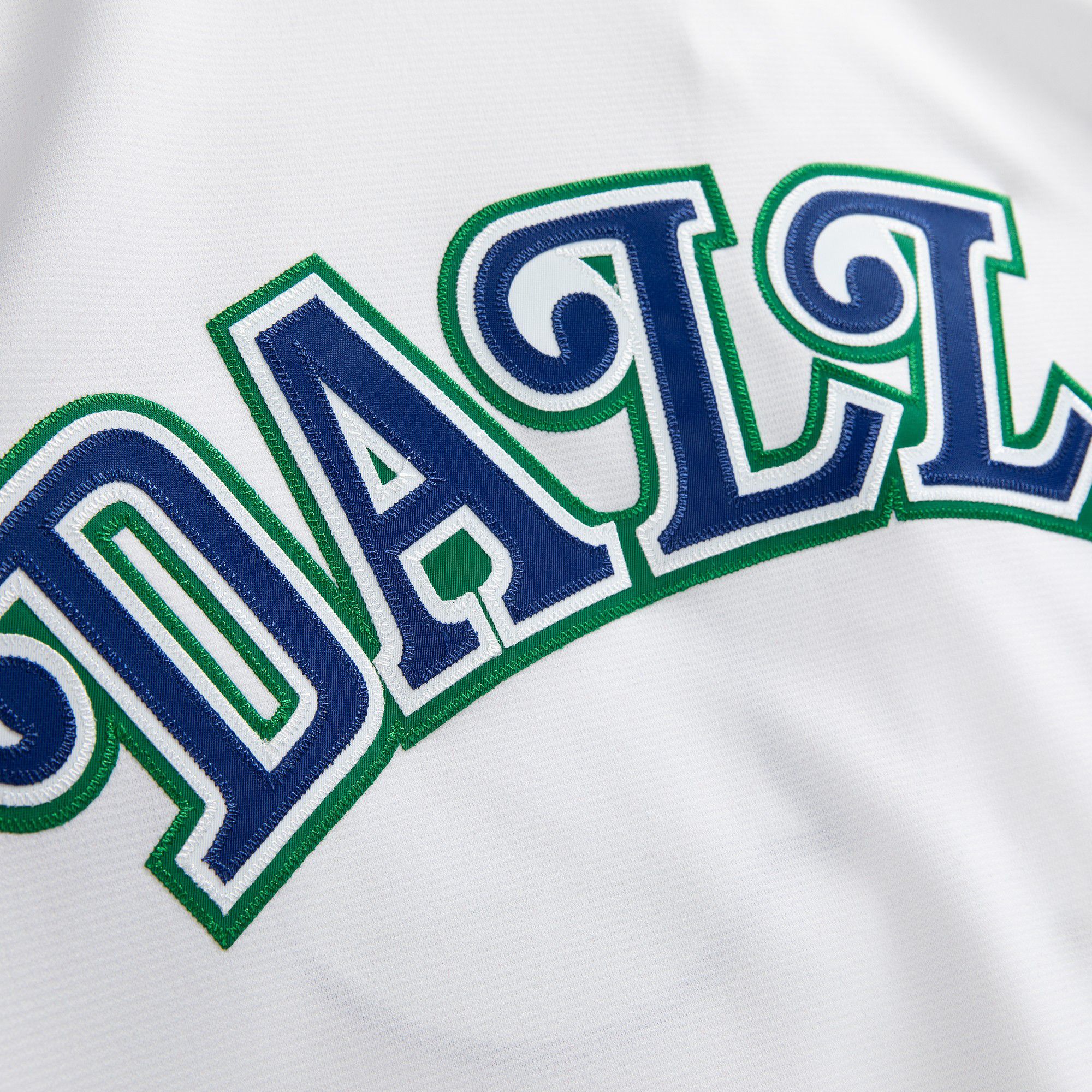 Mitchell & Ness Men's Dallas Mavericks White 1980 Retro Logo HWC Shooting T-Shirt product image