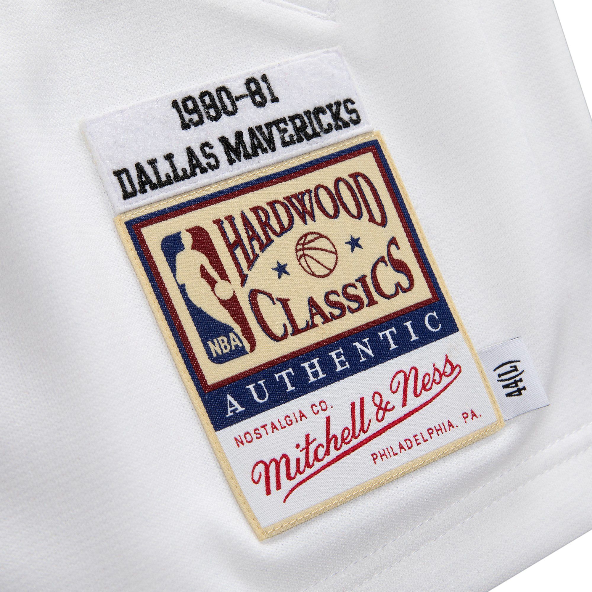 Mitchell & Ness Men's Dallas Mavericks White 1980 Retro Logo HWC Shooting T-Shirt product image
