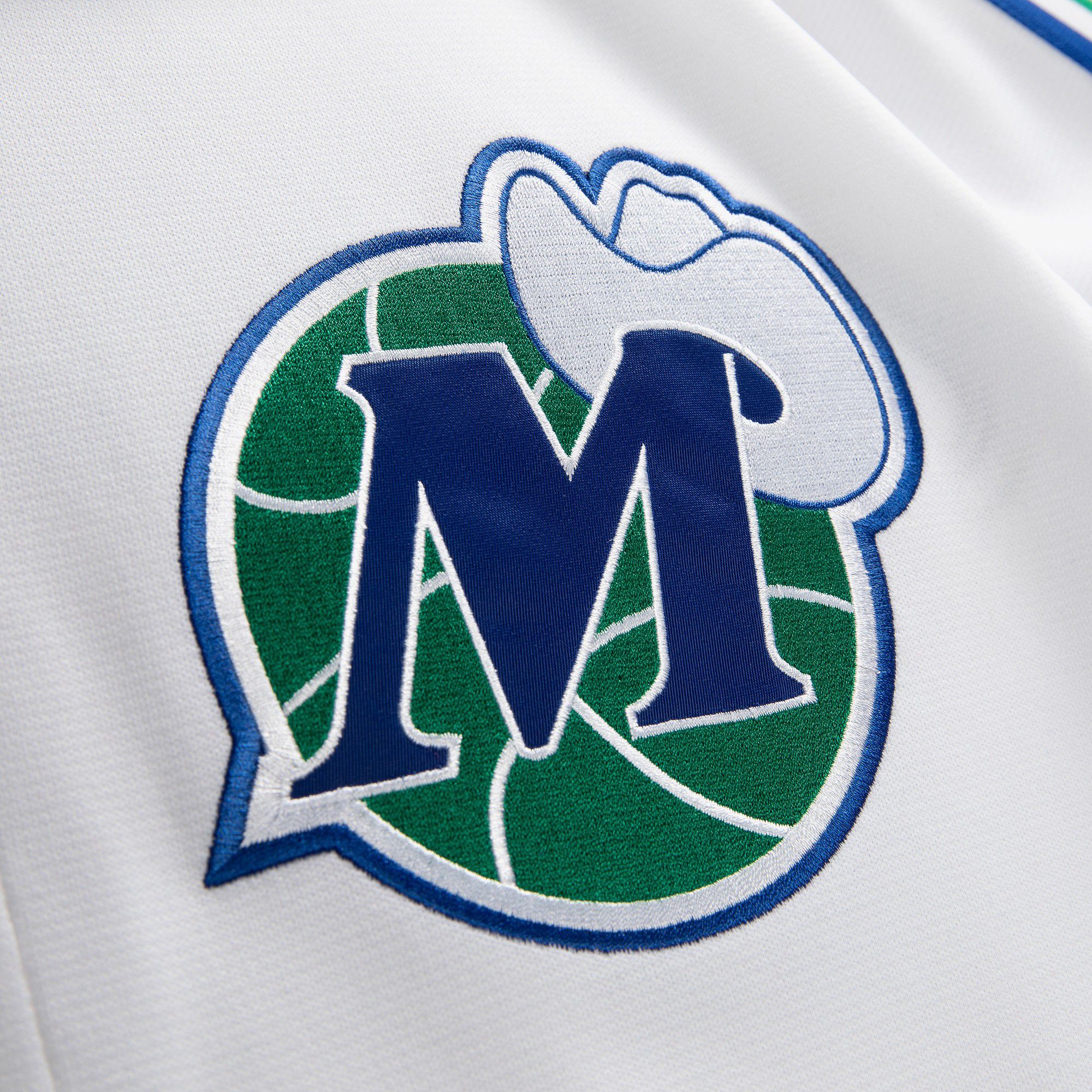 Mitchell & Ness Men's Dallas Mavericks White 1980 Retro Logo HWC Shooting T-Shirt product image