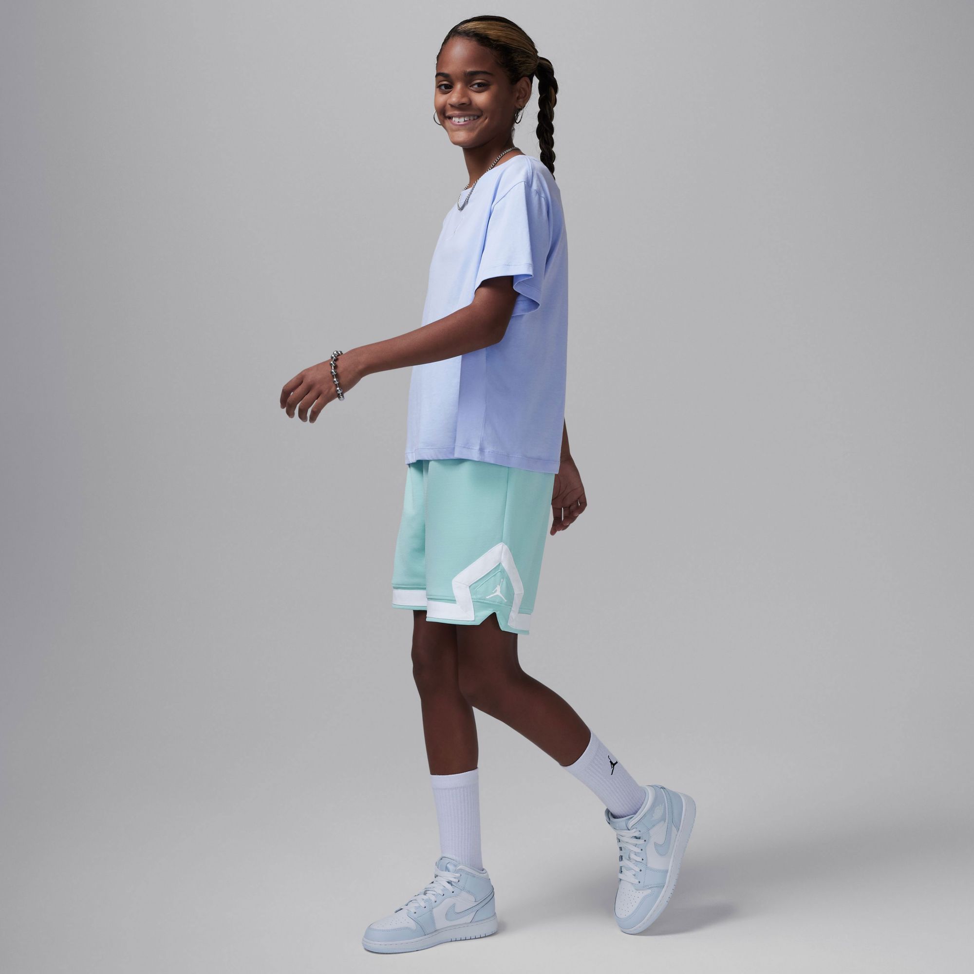 Jordan Kids' Grade School Air Jordan 1 Mid Basketball Shoes product image