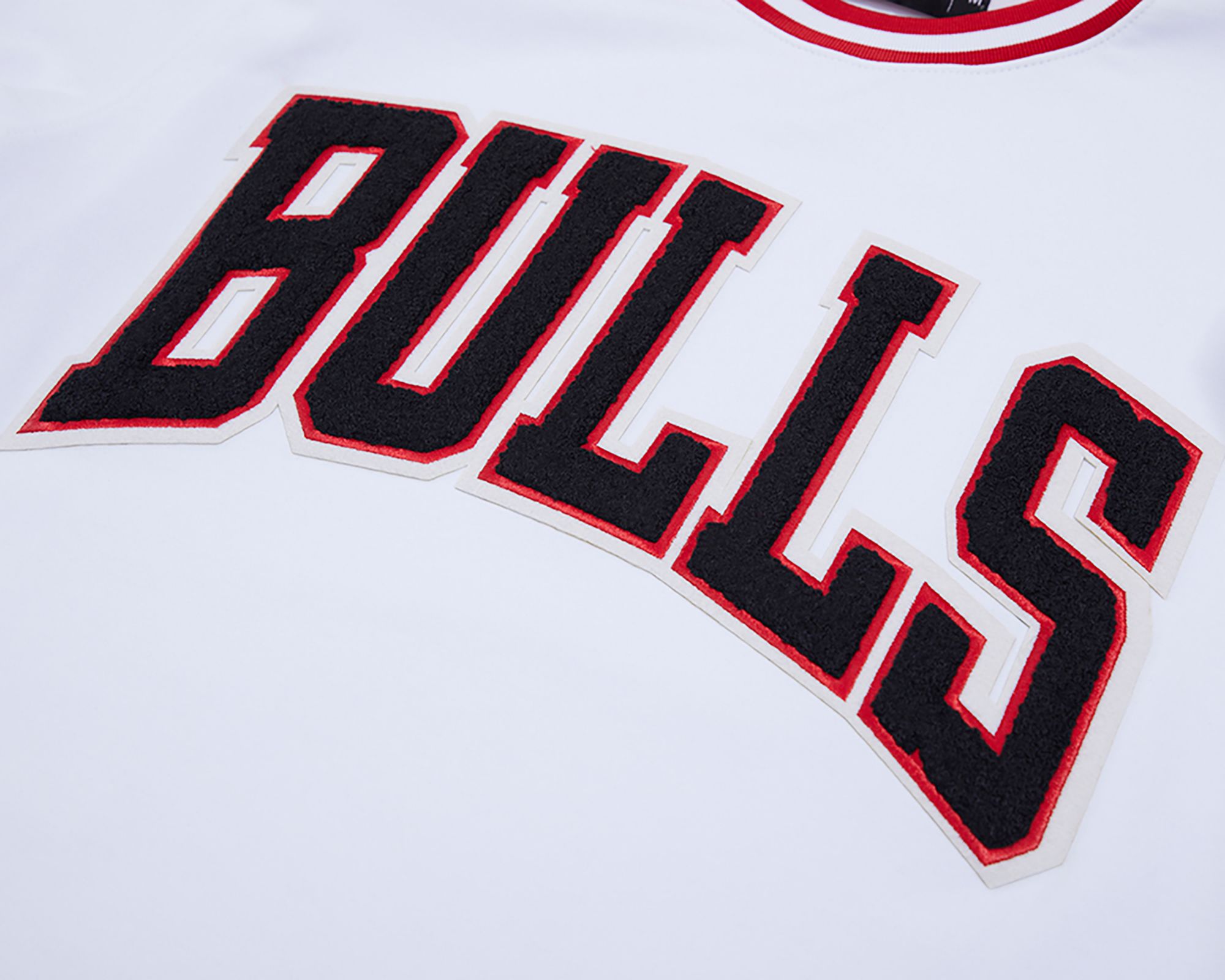Pro Standard Men's Chicago Bulls White Chenille T-Shirt product image