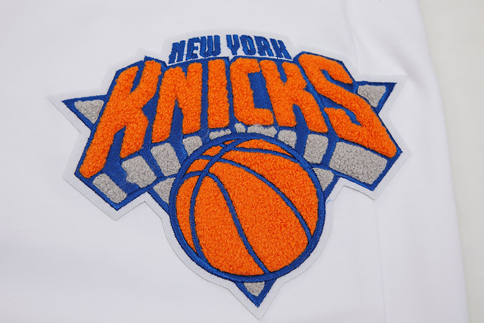 Pro Standard Men's New York Knicks White Chenille Joggers product image