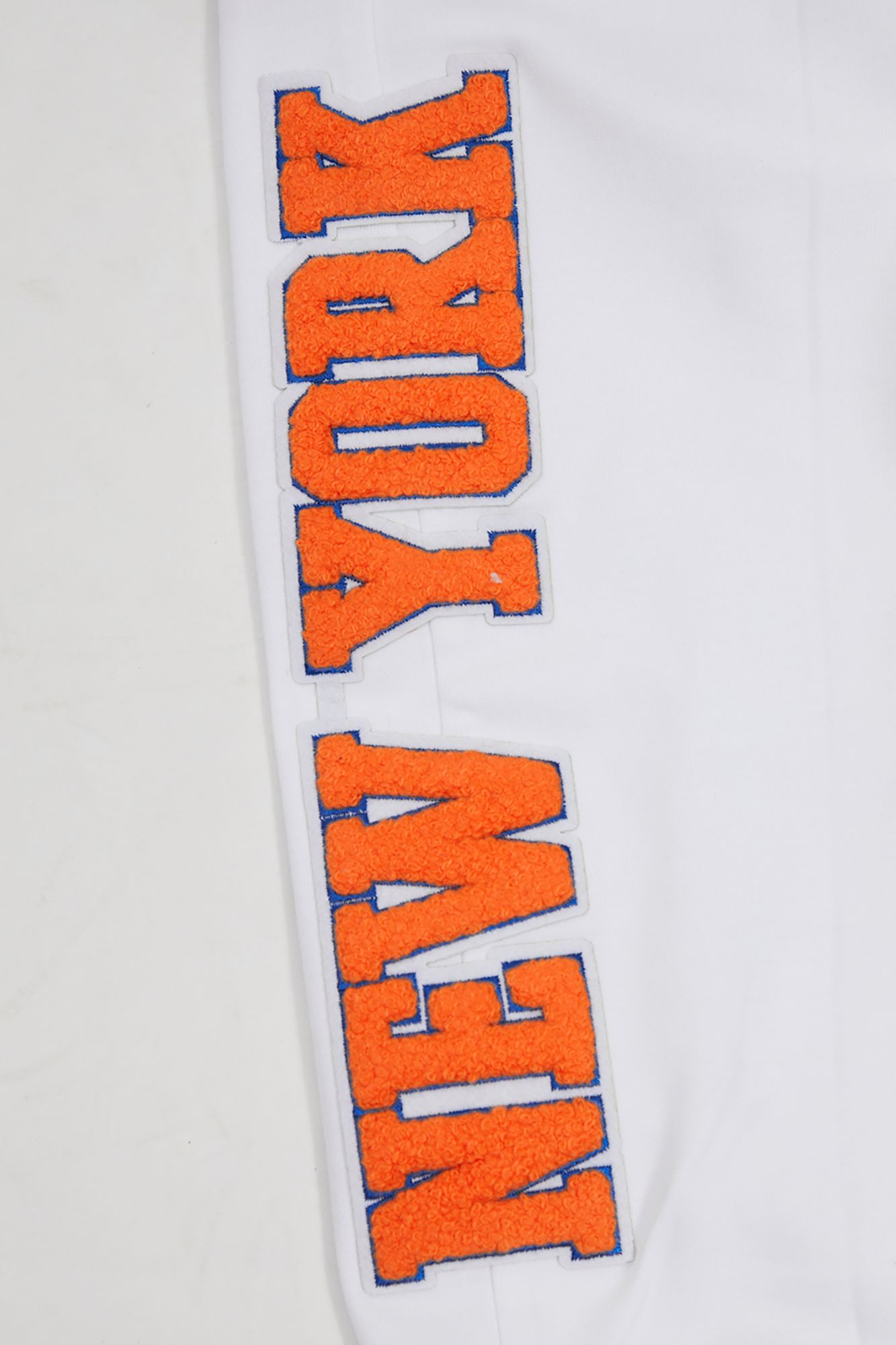 Pro Standard Men's New York Knicks White Chenille Joggers product image
