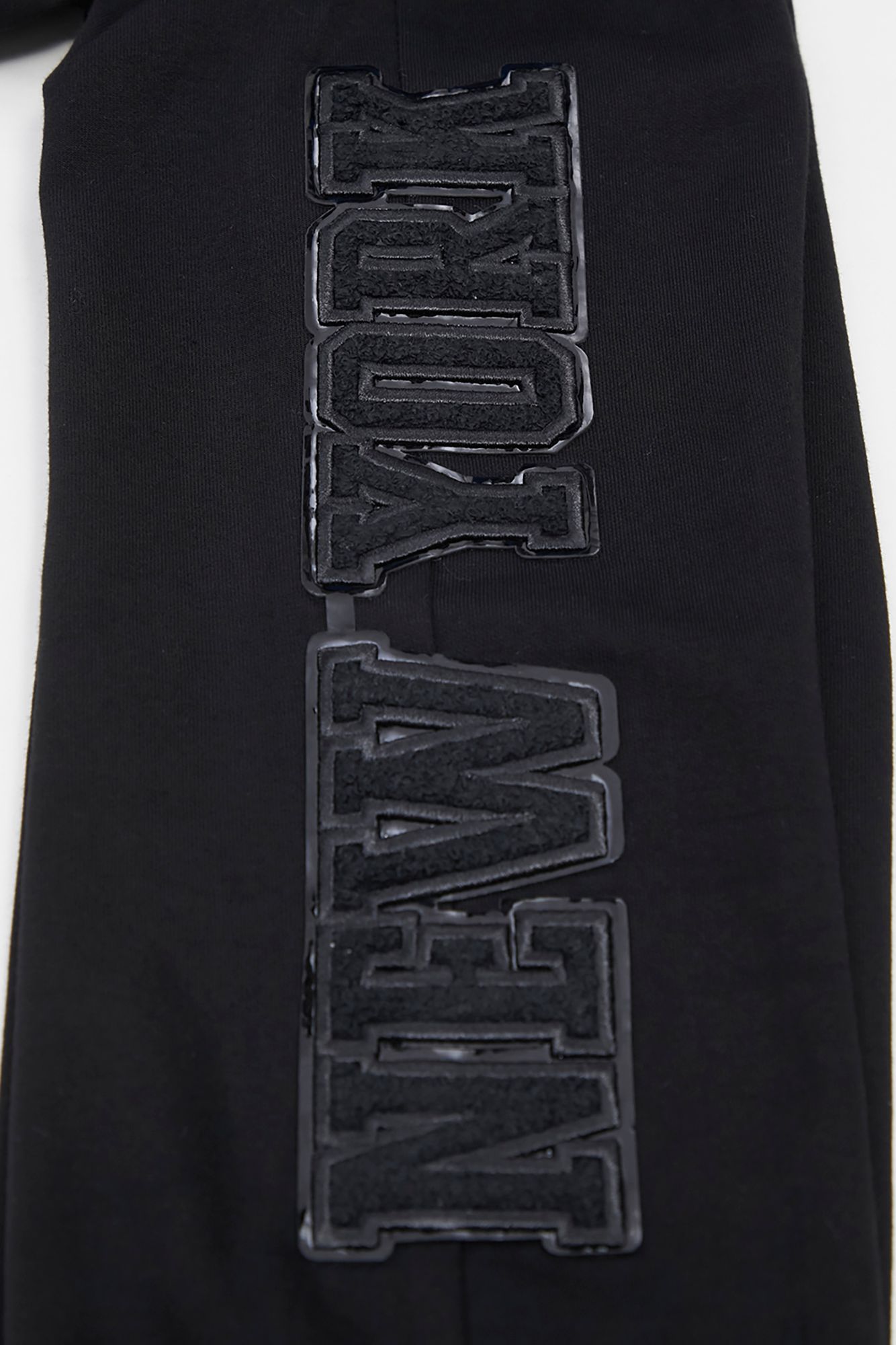 Pro Standard Men's New York Knicks Black Logo Joggers product image