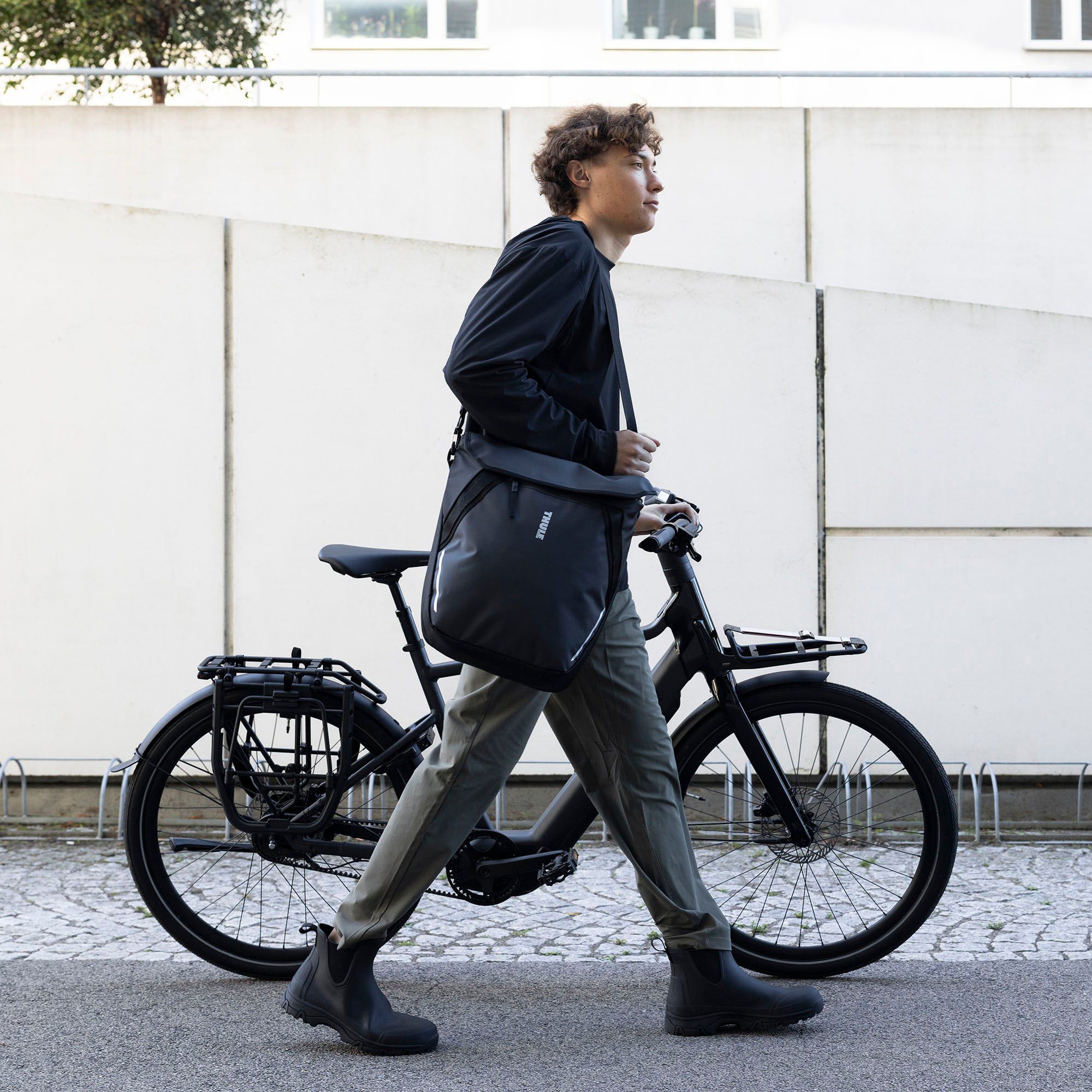 Thule Chasm 22L Courier with InLock product image