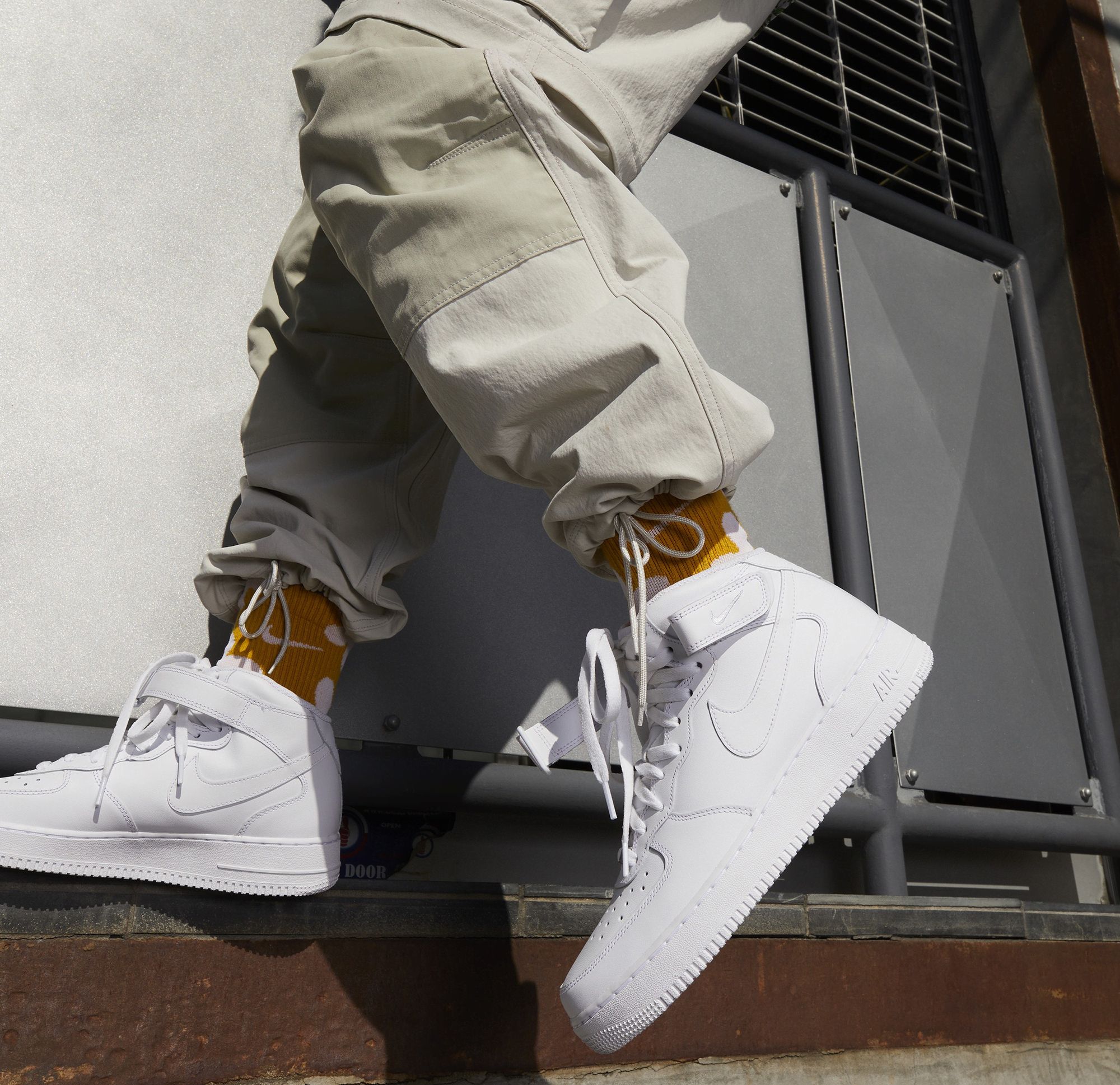 Nike Men's Air Force 1 Mid '07 Shoes product image