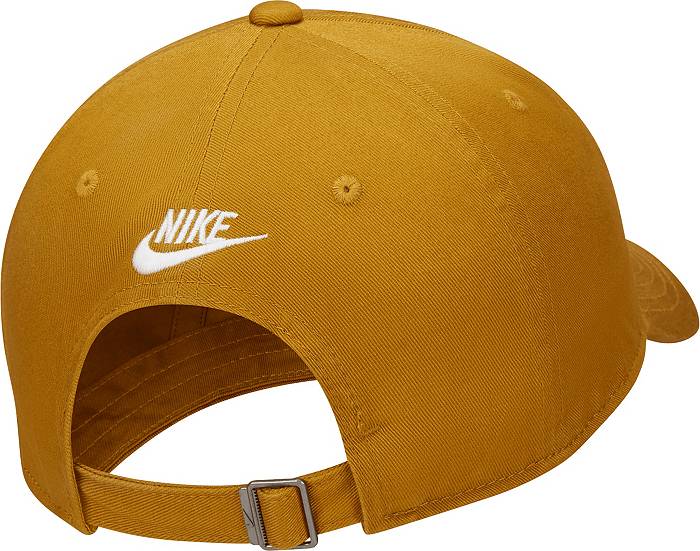 Nike Dri-Fit Club Unstructured Metal Swoosh Cap