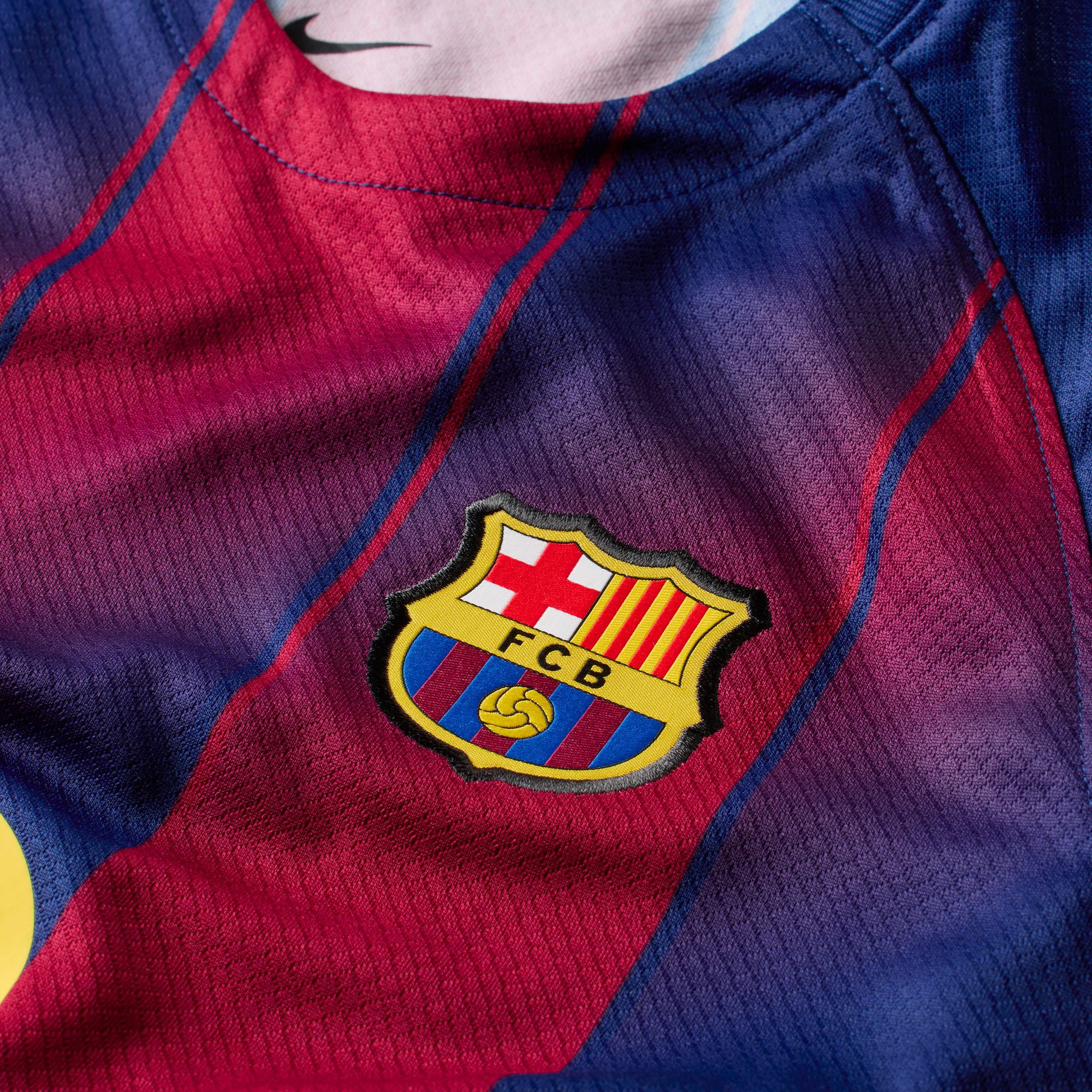 Nike Little Kids' FC Barcelona 2025-26 Home Replica Jersey Kit product image