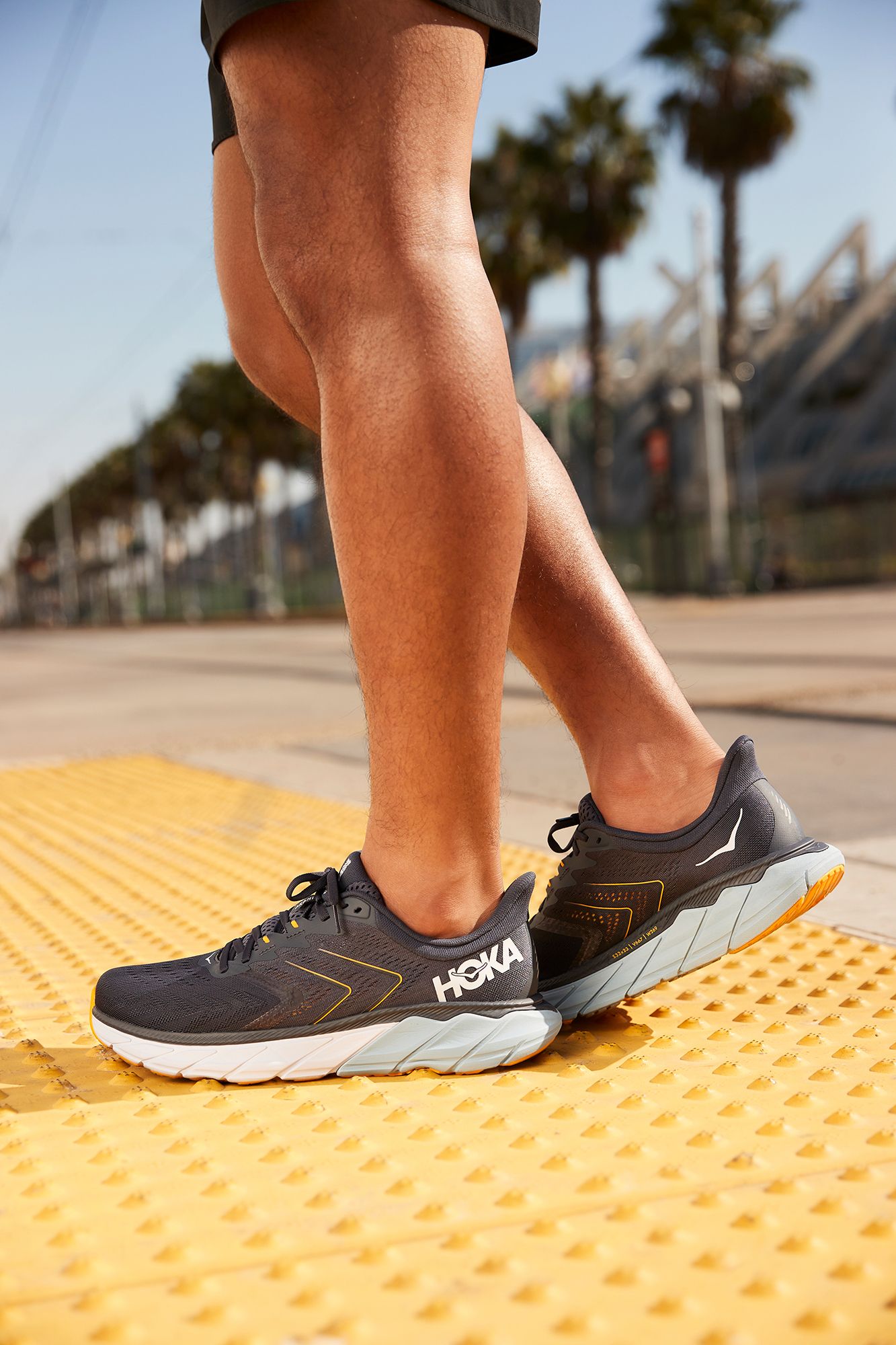 HOKA Men's Arahi 5 Running Shoes product image