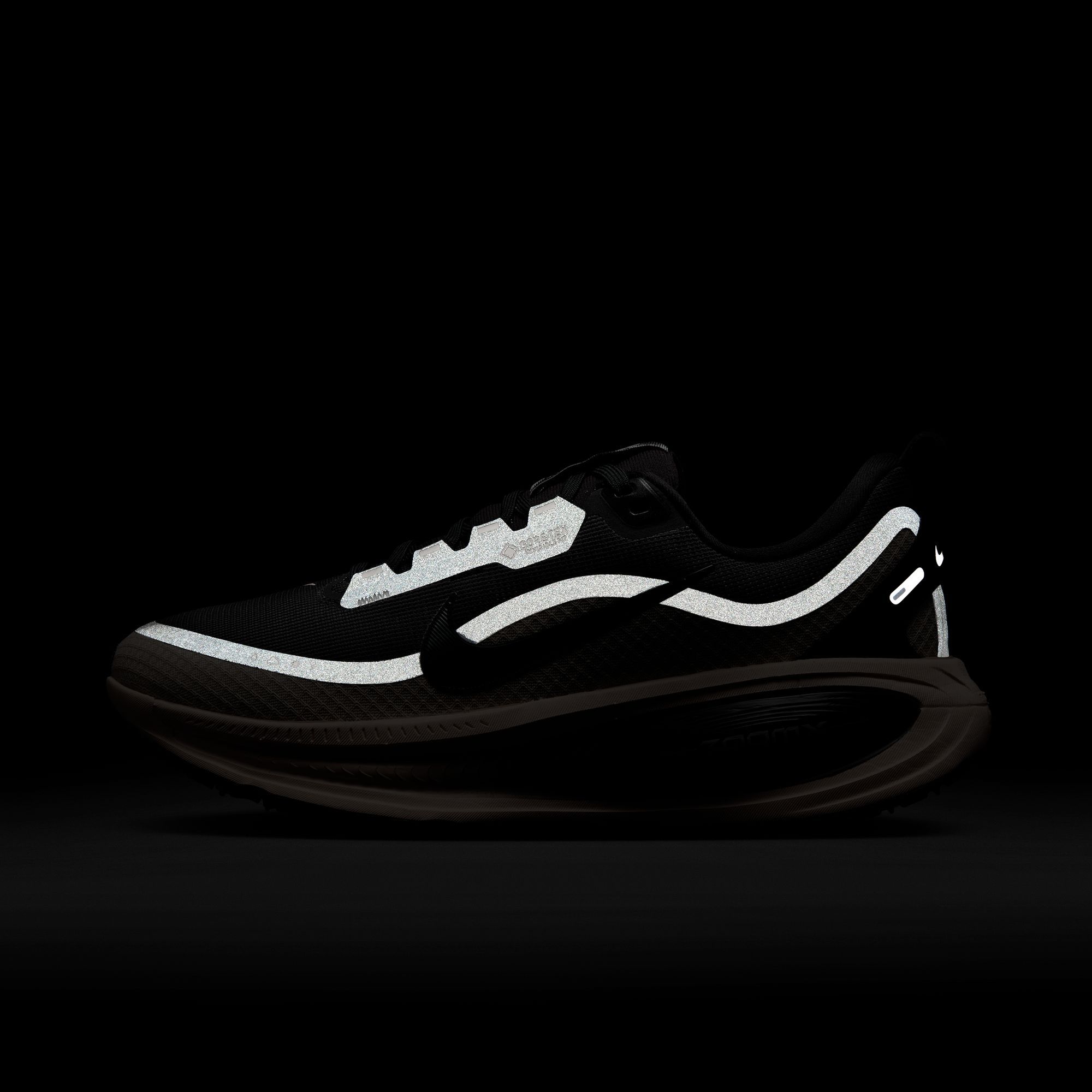 Nike Women's Vomero 18 GORE-TEX Running Shoes product image