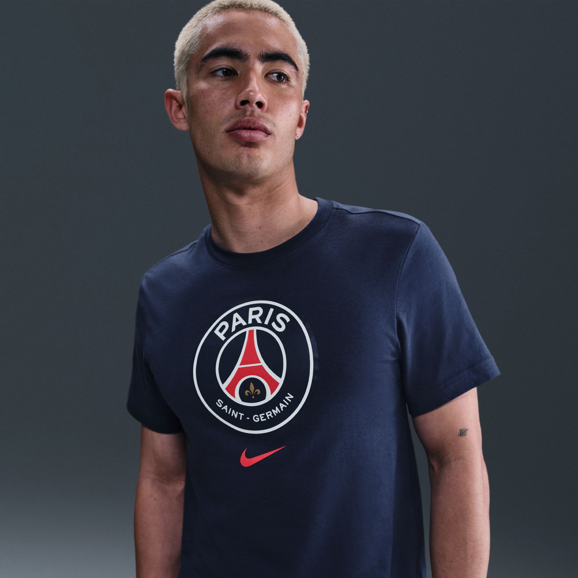 Nike Men's Paris Saint-Germain Navy Logo T-Shirt product image