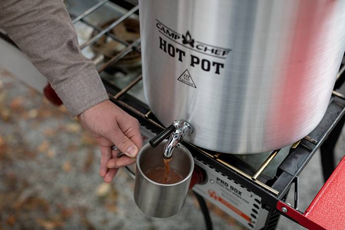 Camp Chef Aluminum Hot Water Pot with Spigot - For Hot Chocolate & Hot  Apple Cider - Hot Water Storage with a Spigot for Dishes - Easy-to-Serve  Hot
