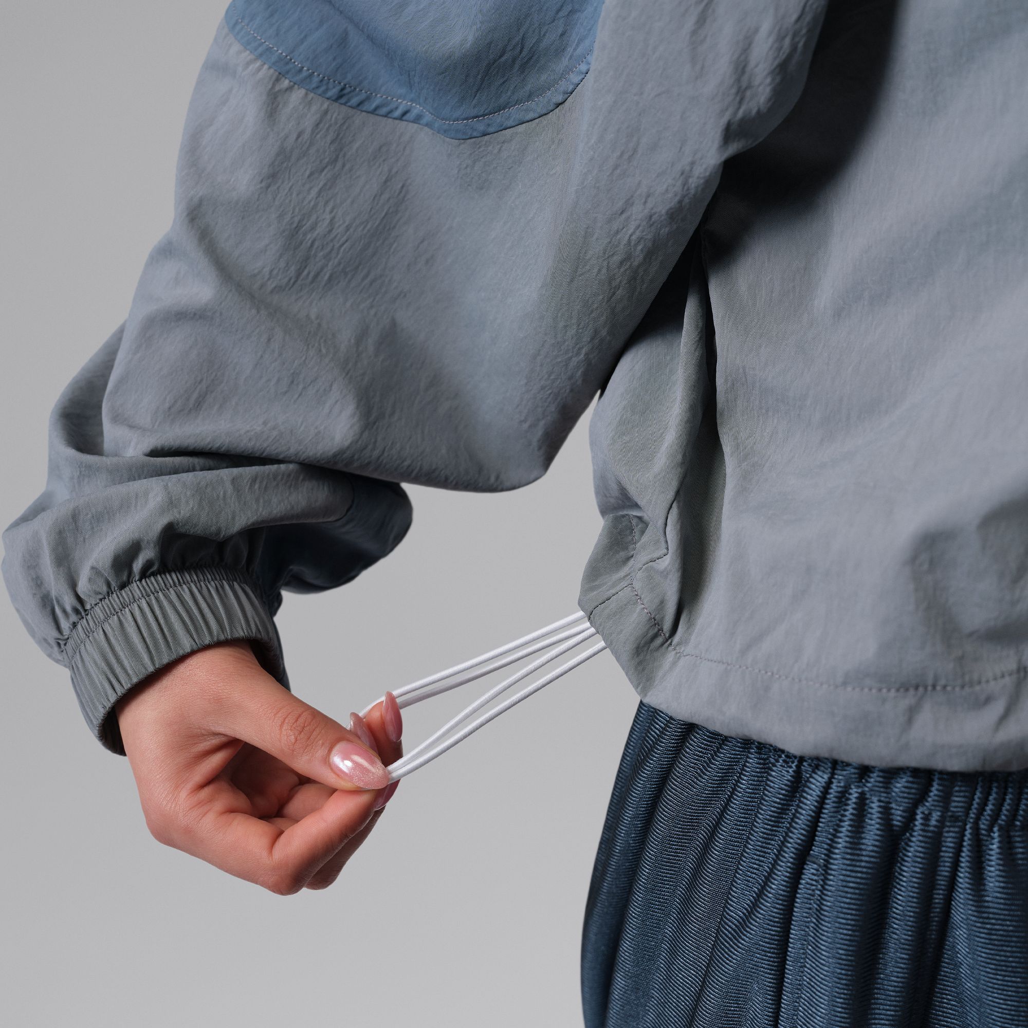 Jordan Women's Brooklyn Woven Long-Sleeve Graphic Pullover product image