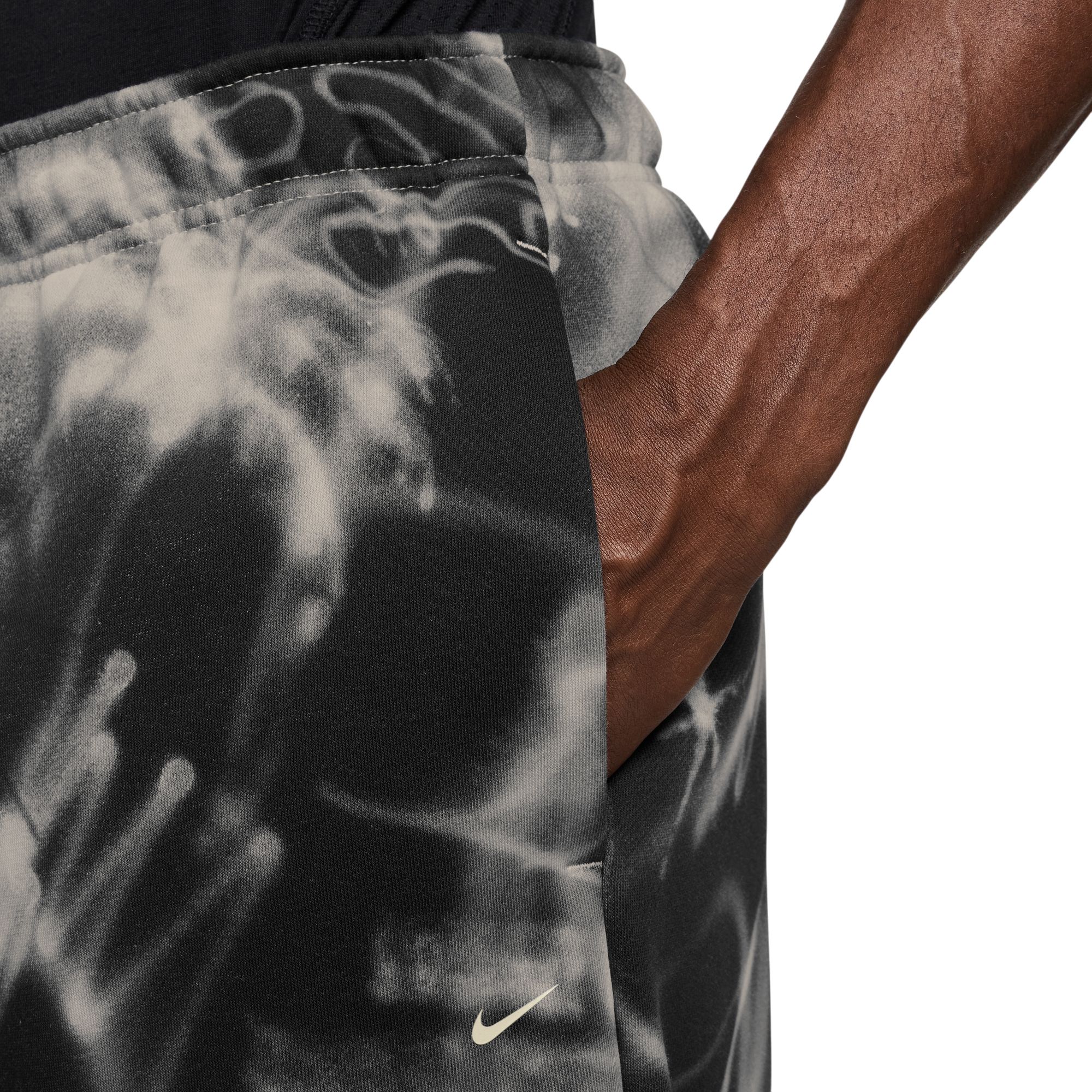 Nike Men's Therma-FIT Standard Issue Brushed Open Hem Allover Print Pants product image