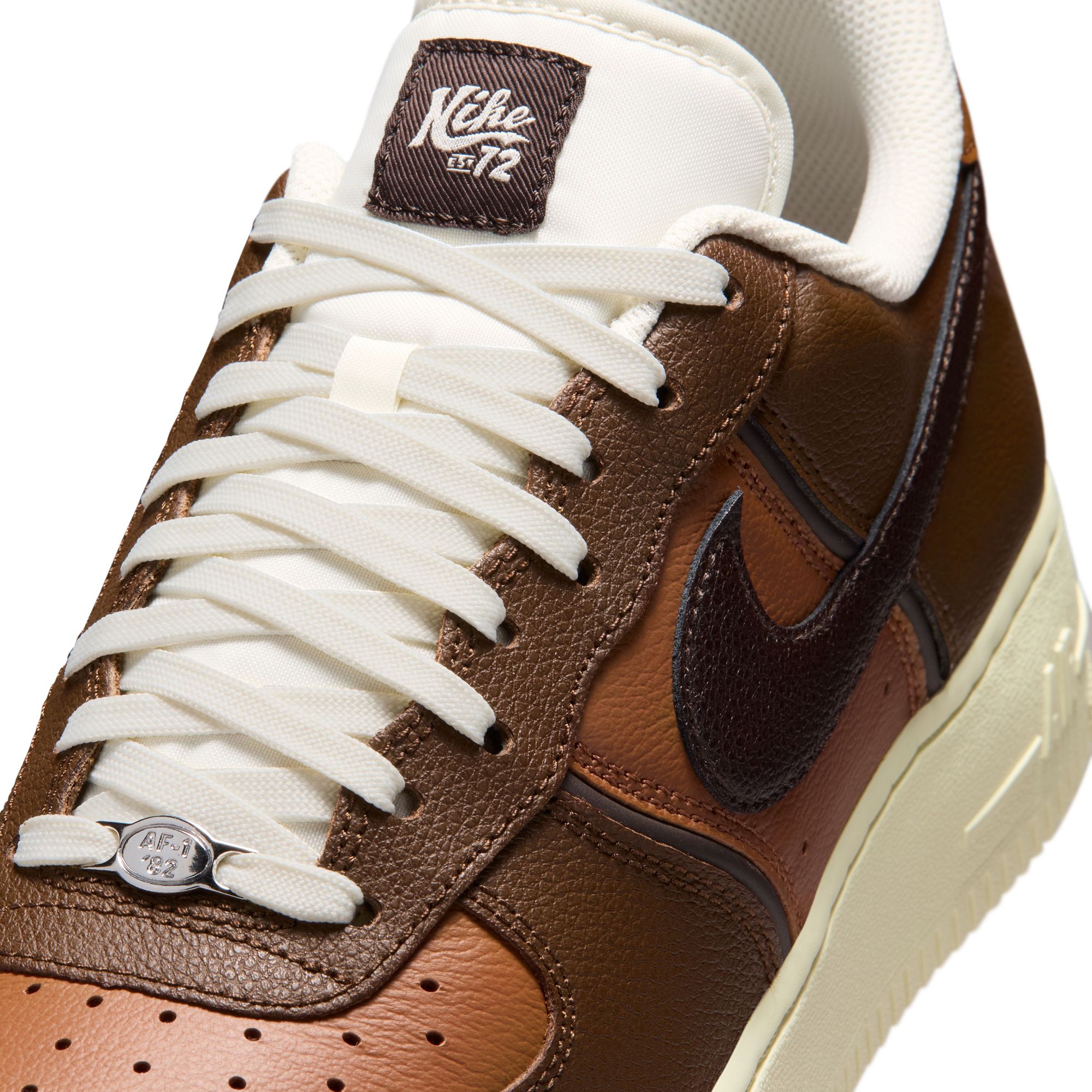 Nike Men's Air Force 1 '07 LV8 Shoes product image