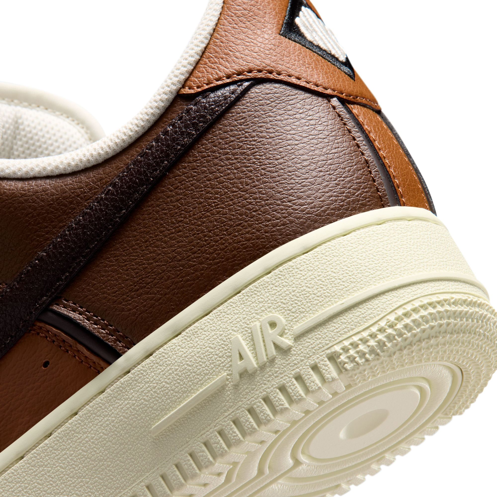 Nike Men's Air Force 1 '07 LV8 Shoes product image