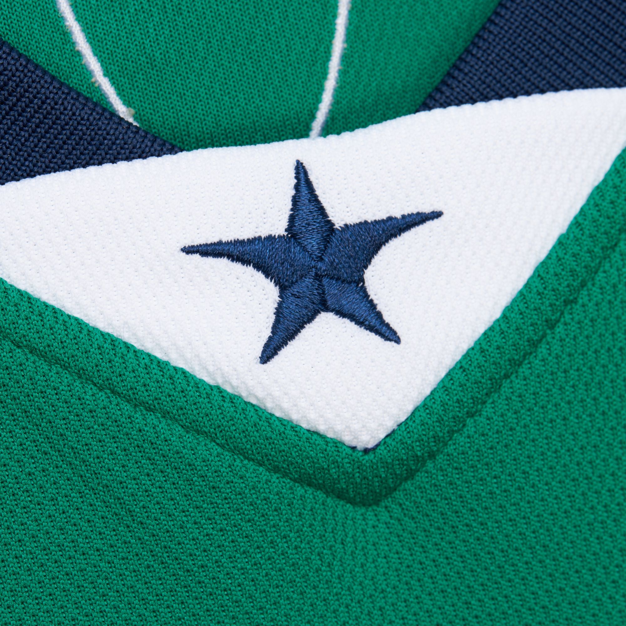 Mitchell & Ness Adult Dallas Mavericks Dirk Nowitzki #41 2004 Authentic Jersey product image