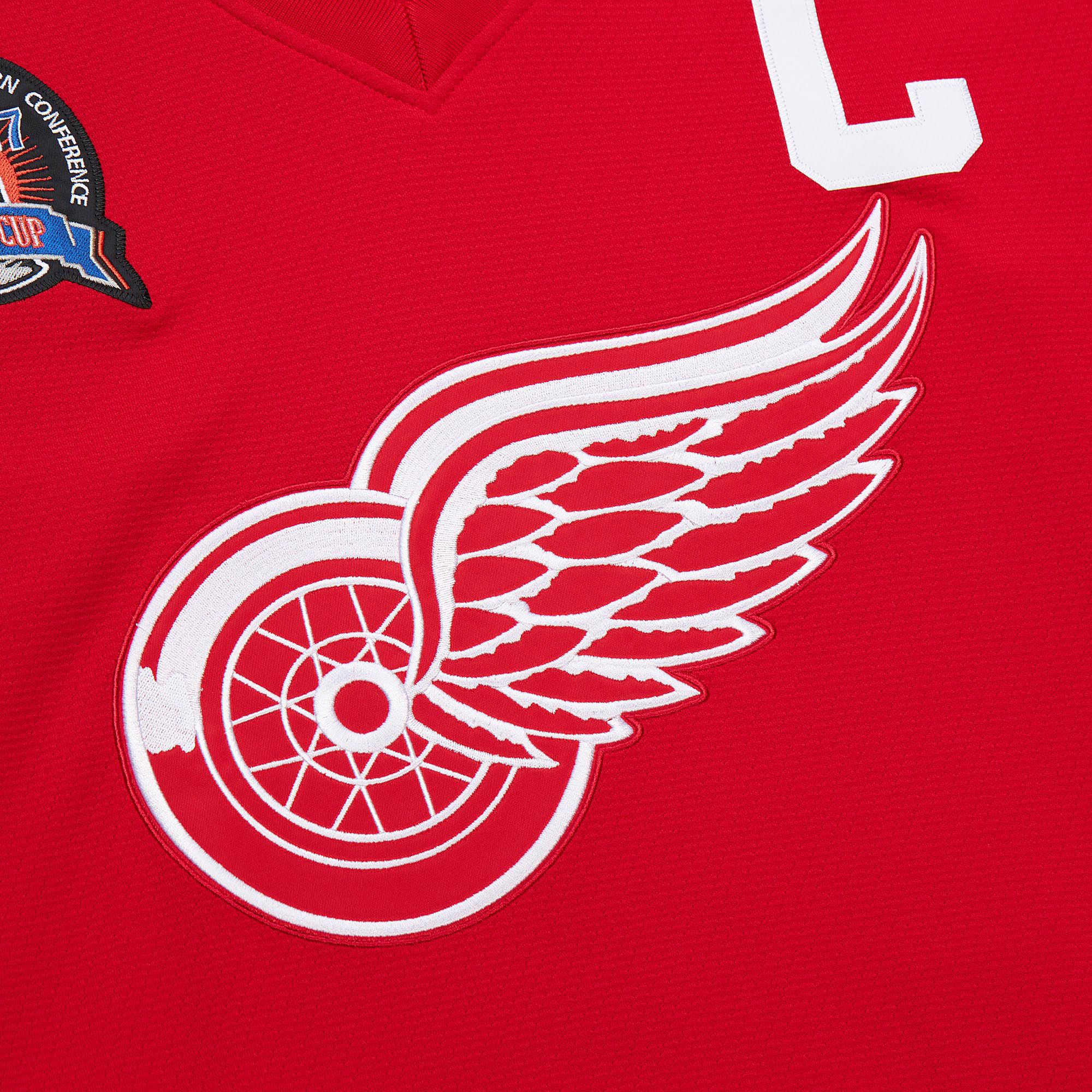 Mitchell & Ness Men's Detroit Red Wings Steve Yzerman #19 1996 Vintage Alternate Replica Jersey product image